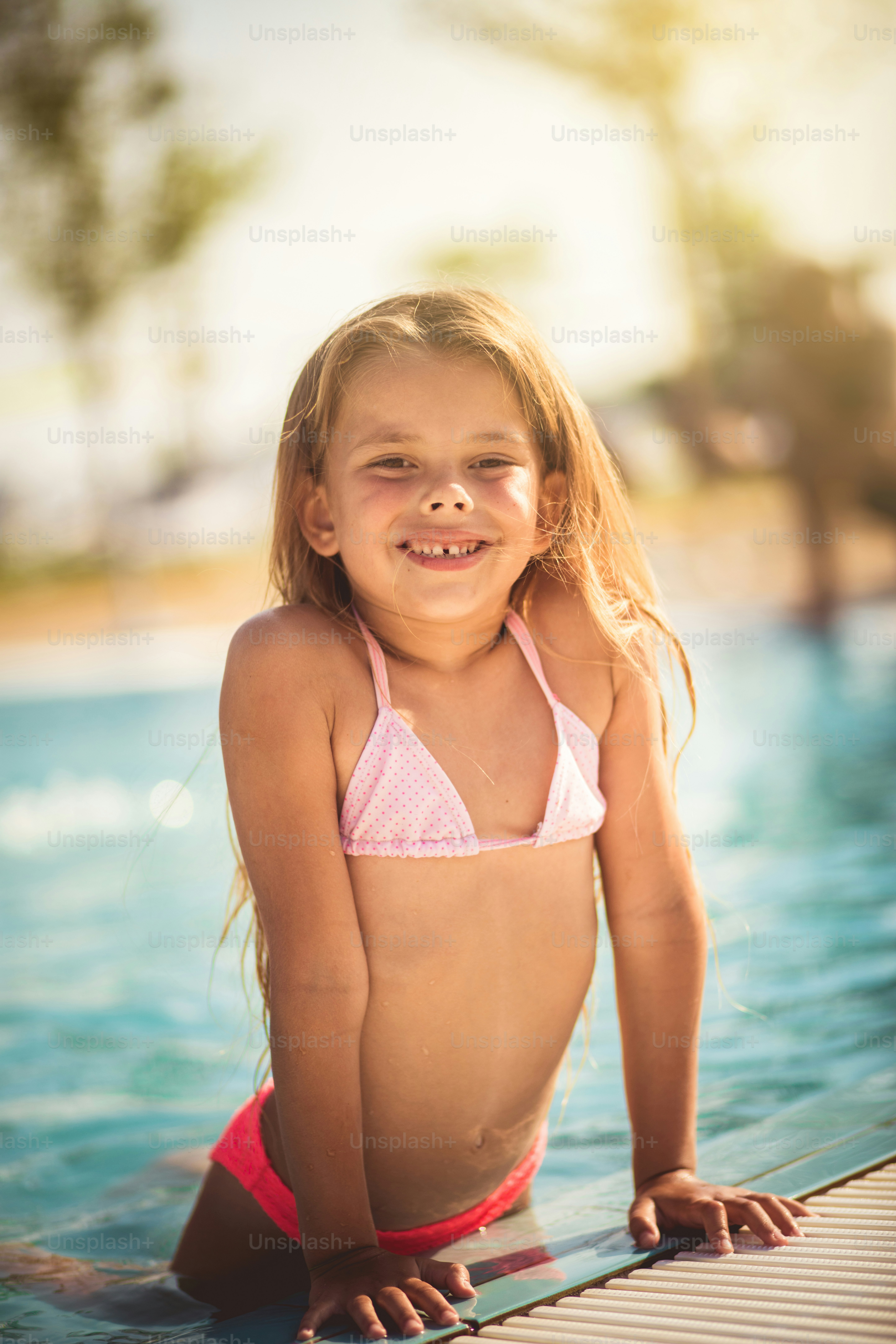 m&auml;dchen schwimm Üblich zum Schwimmen. Kleines Mädchen steht im Pool. Foto – Bild zum Thema  Volk auf Unsplash