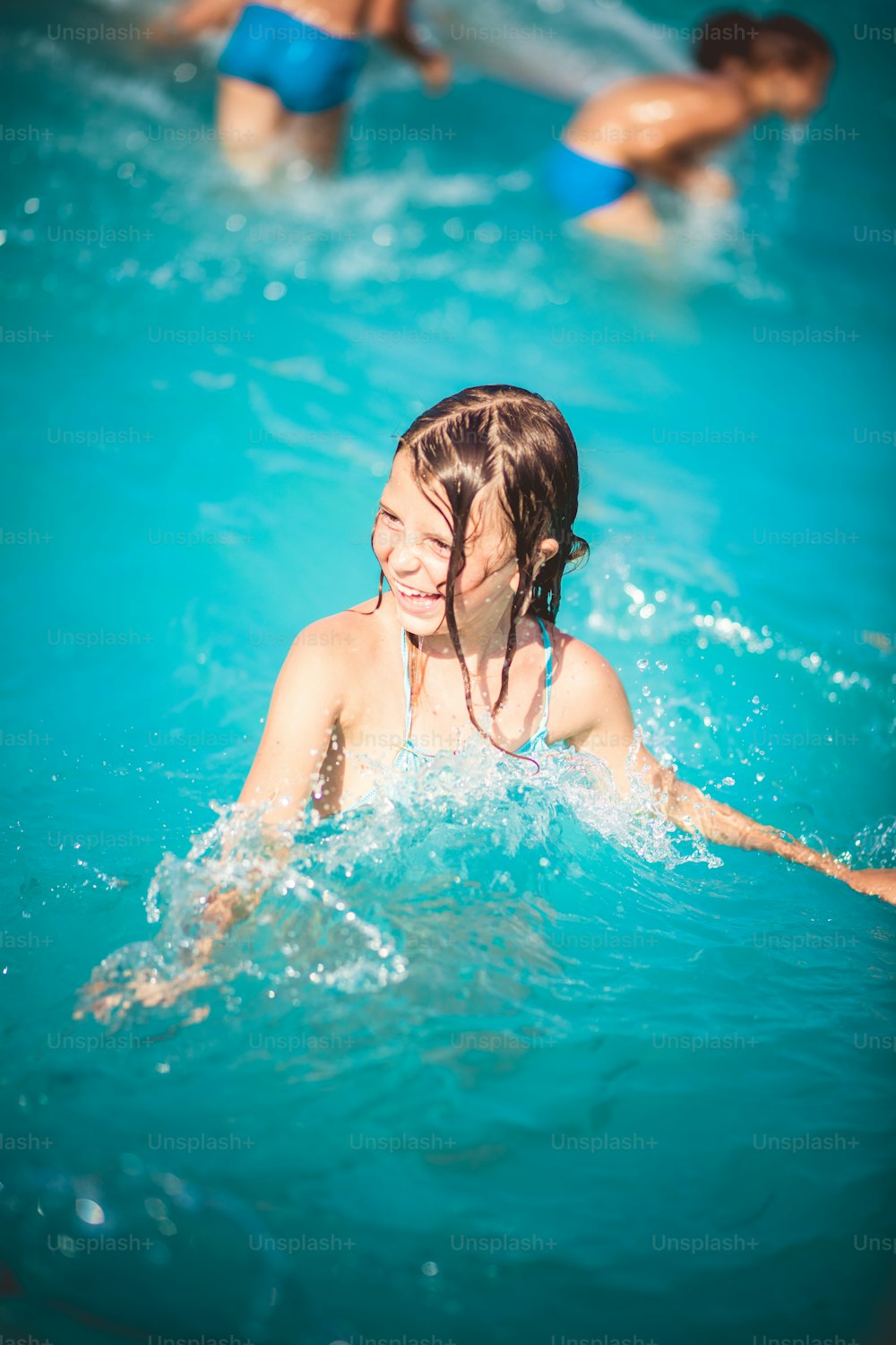 L'eau est tellement amusante. Petite fille nageant dans la piscine. photo –  L'eau Photo sur Unsplash