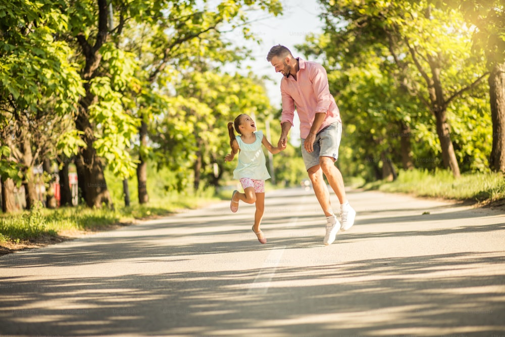 Pasa cada momento con el niño. Padre hija al aire libre.