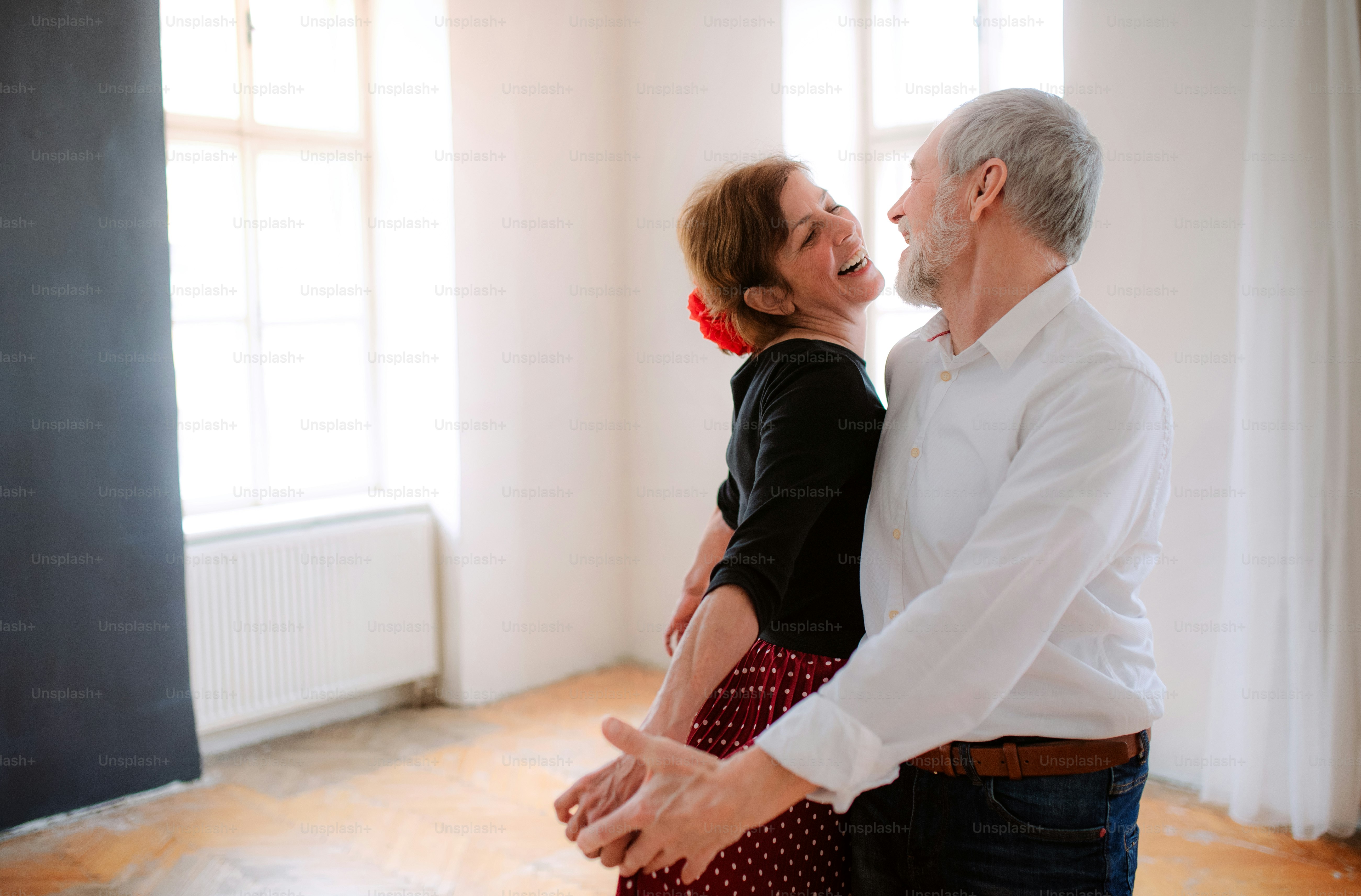 Casal sênior feliz no amor que frequenta a aula de dança no centro comunitário.