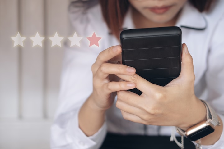 Personne notant un service en ligne depuis son smartphone