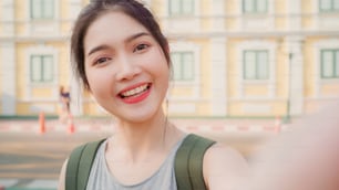 Mujer bloguera asiática viaja en Bangkok, Tailandia, mujer mochilera que usa el teléfono móvil, hace vlogs y vive en las redes sociales mientras pasa un buen rato en un viaje de vacaciones. Las mujeres viajan en el concepto de ciudad.
