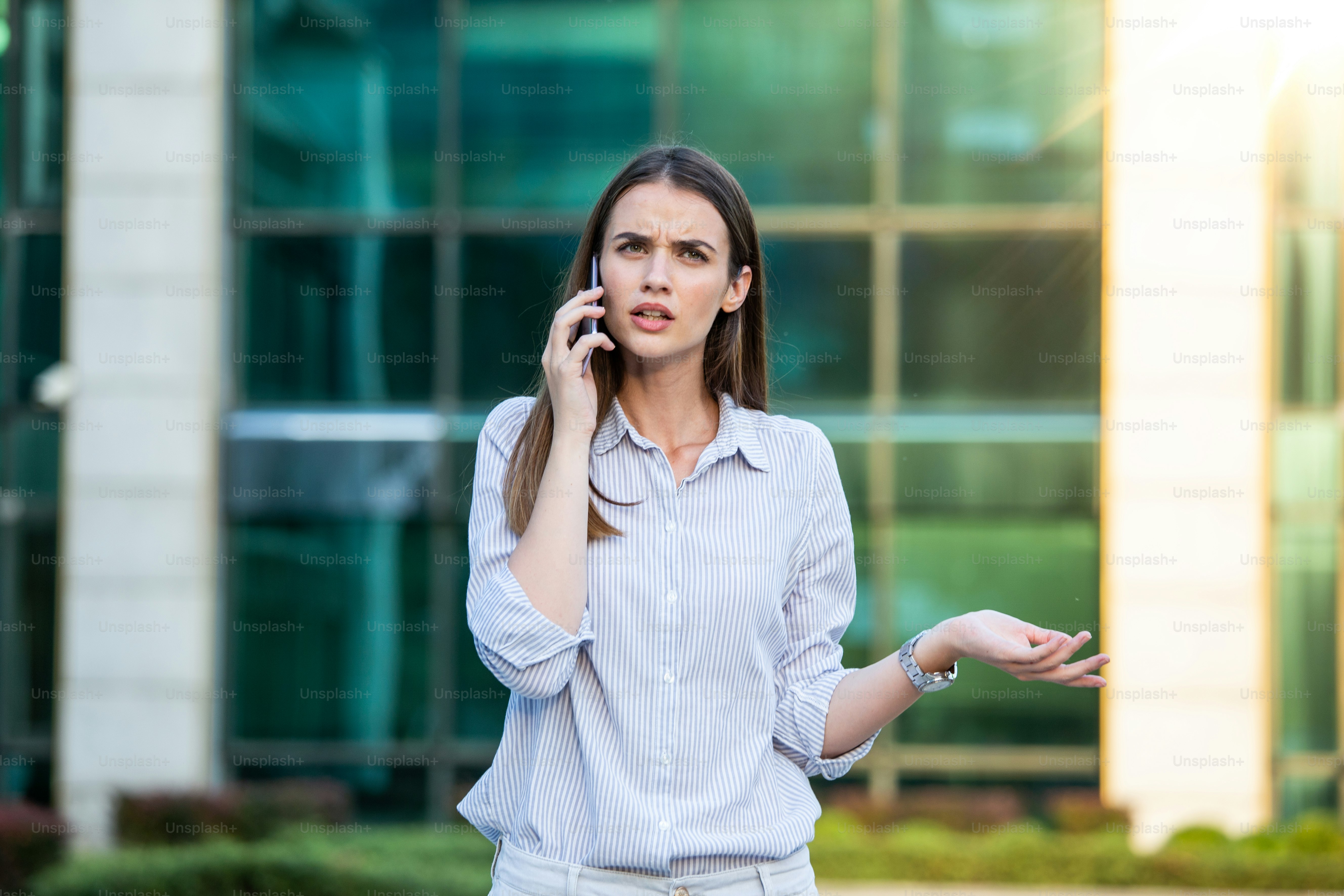 Femme d’affaires en tenue de soirée ayant des problèmes avec les contrats, parlant au téléphone et tenant le presse-papiers. Une femme d’affaires en colère contre l’échec de la paperasse sur le lieu de travail, les cadres ayant des conflits