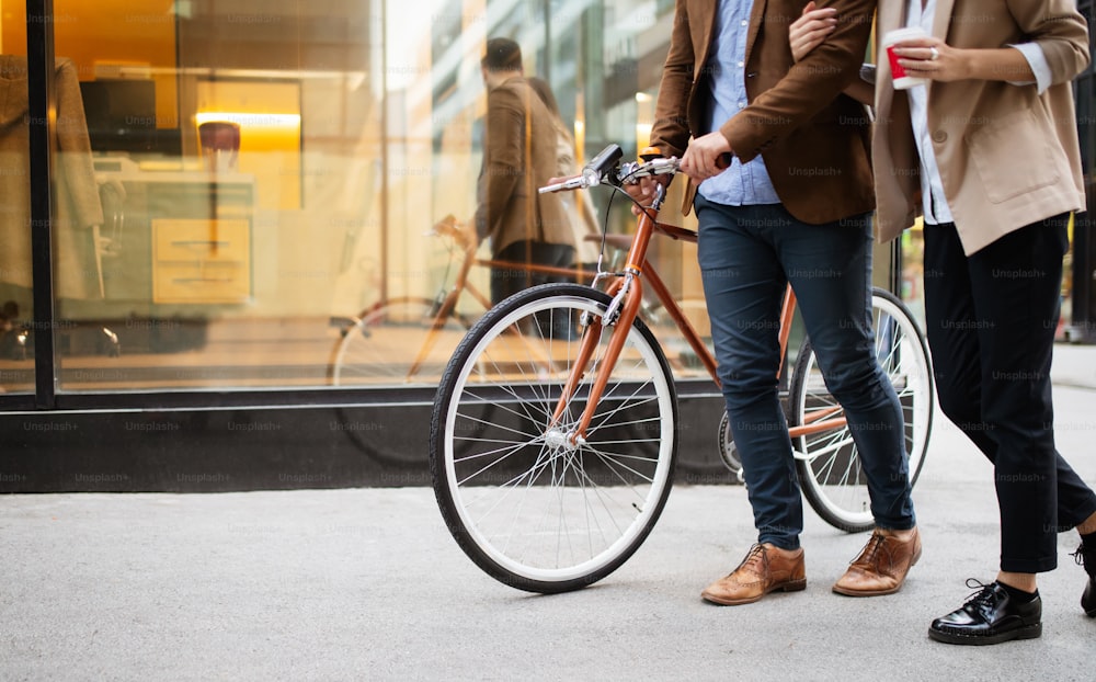 Primer plano de la bicicleta. Vida sana, concepto de movilidad. Los mejores medios de transporte ecológicos no contaminantes
