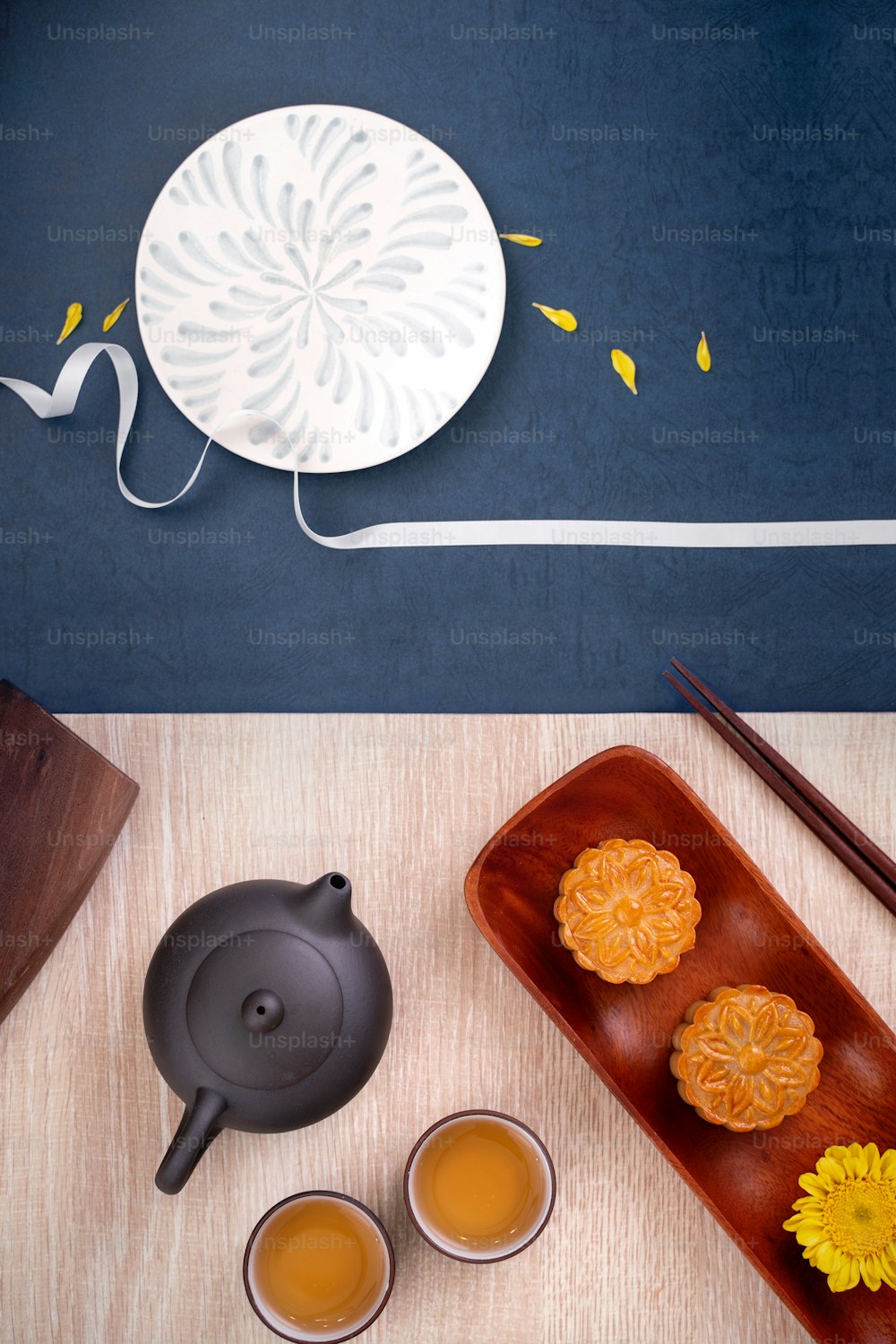 Ispirazione creativa per il design della torta lunare Mooncake, goditi la luna nel festival di metà autunno con pasticceria e tè sul concetto di tavolo in legno, vista dall'alto, flat lay