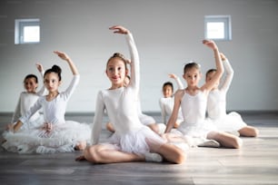 Kleine Ballerinas im Ballettstudio. Gruppe von Mädchen, die zusammen trainieren