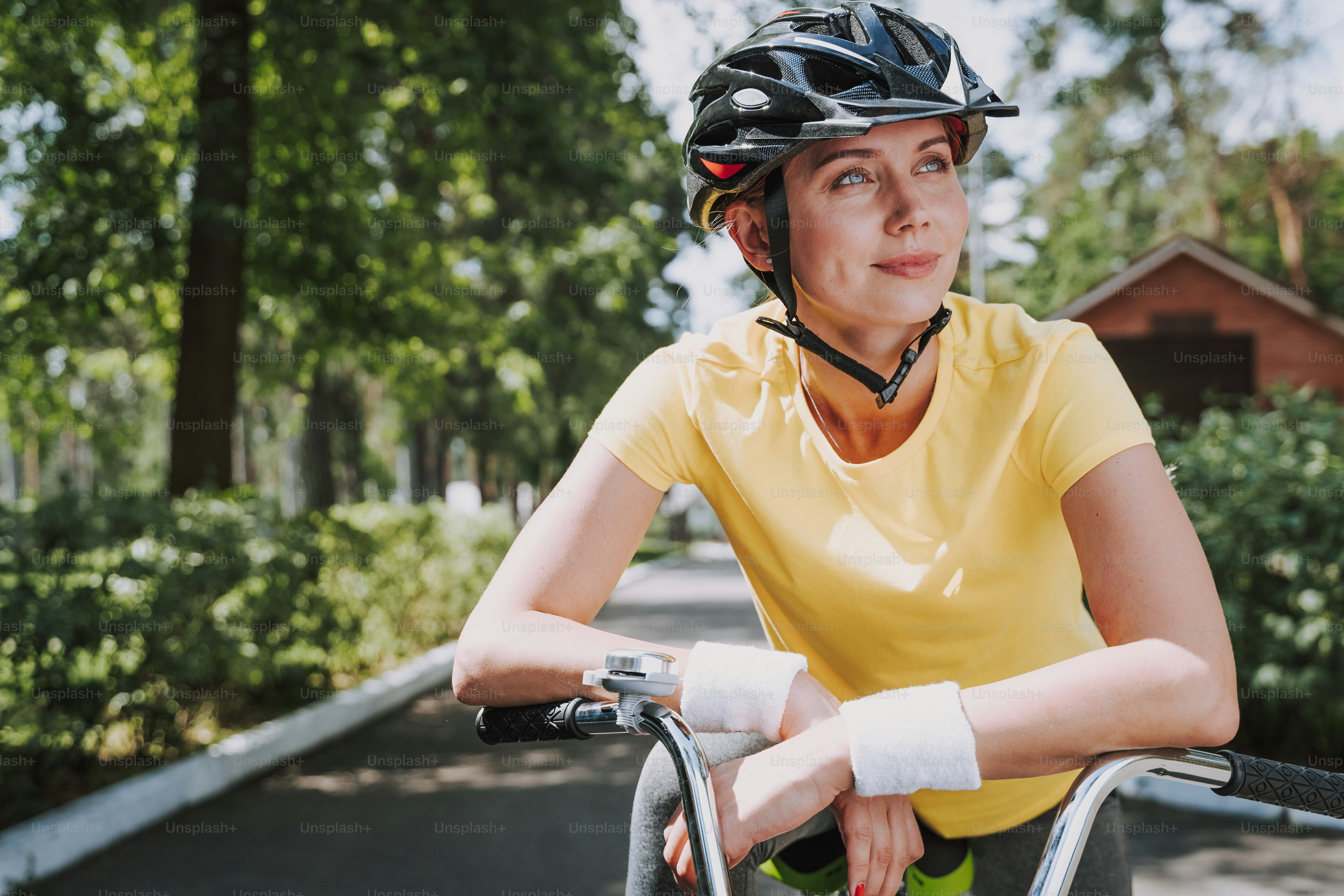 Affascinante signora in bicicletta che si gode la natura durante il giro in bicicletta