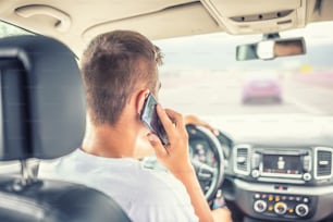 Hombre conduciendo un automóvil y llamando desde un teléfono inteligente.
