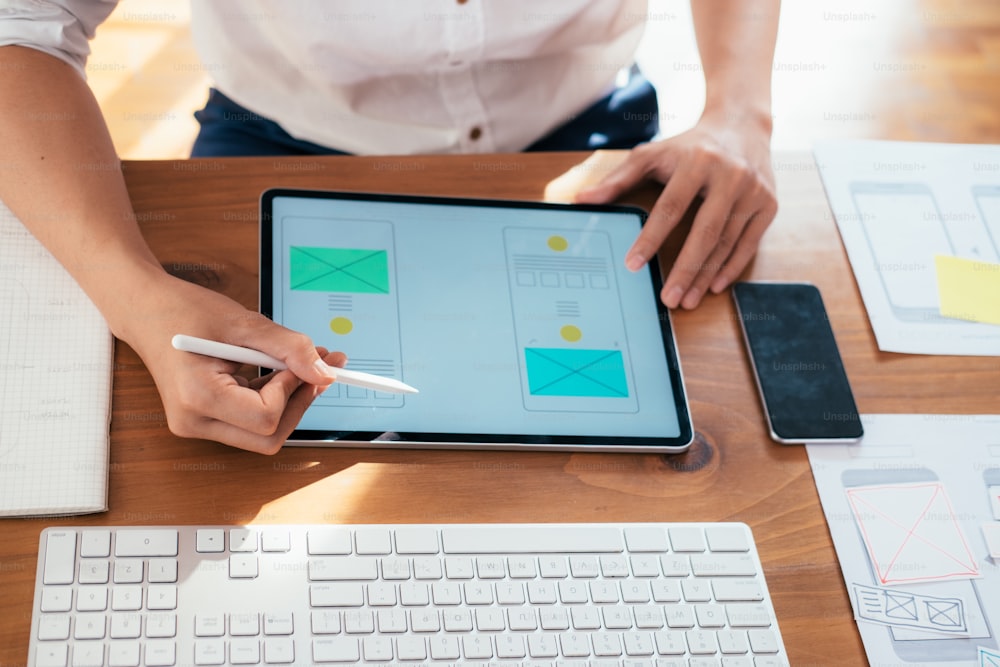 웹 디자이너, UX UI 디자이너는 모바일 애플리케이션 사용자 인터페이스를 디자인합니다. 창의적인 계획 응용 프로그램 개발 스케치 레이아웃 와이어 프레임 디자인.