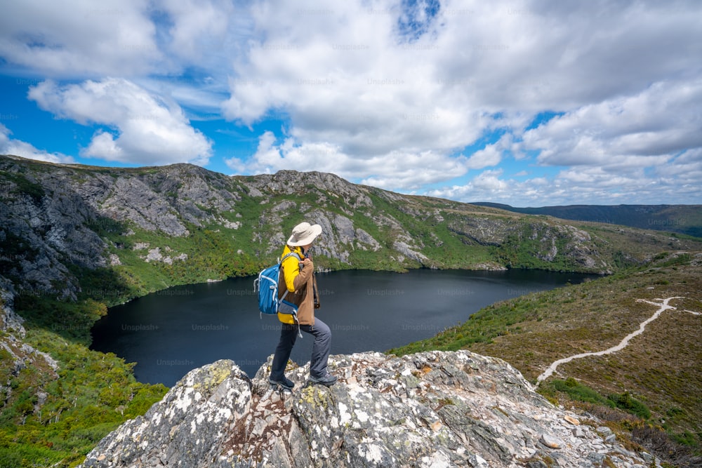 Hombre viajero explora el paisaje del sendero del mirador de Marions en el Parque Nacional Cradle Mountain en Tasmania, Australia. Actividad de verano y aventura de personas.