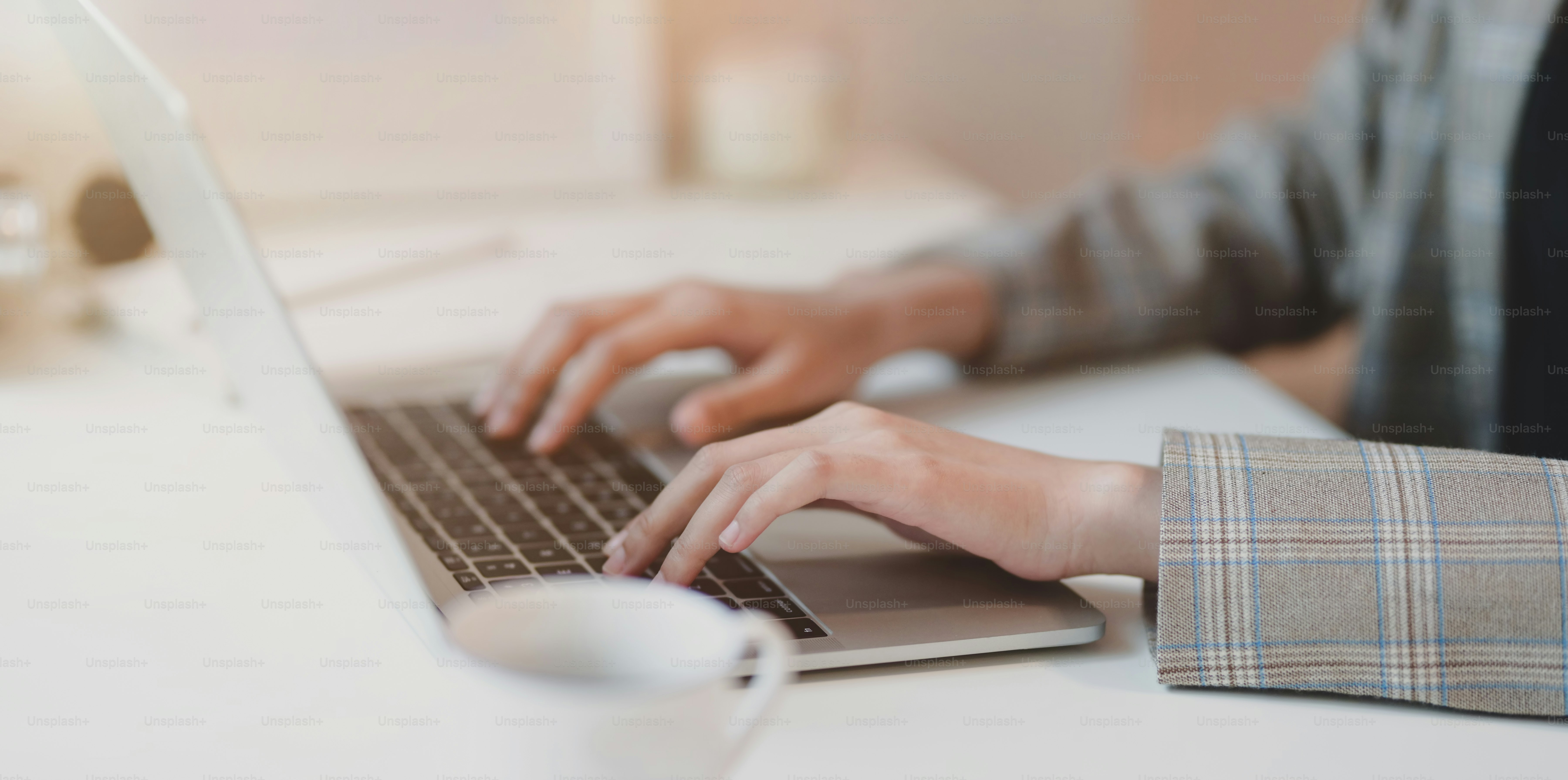 Foto Pengusaha muda mengetik di komputer laptop di kantor yang nyaman –  Gambar Kantor di Unsplash