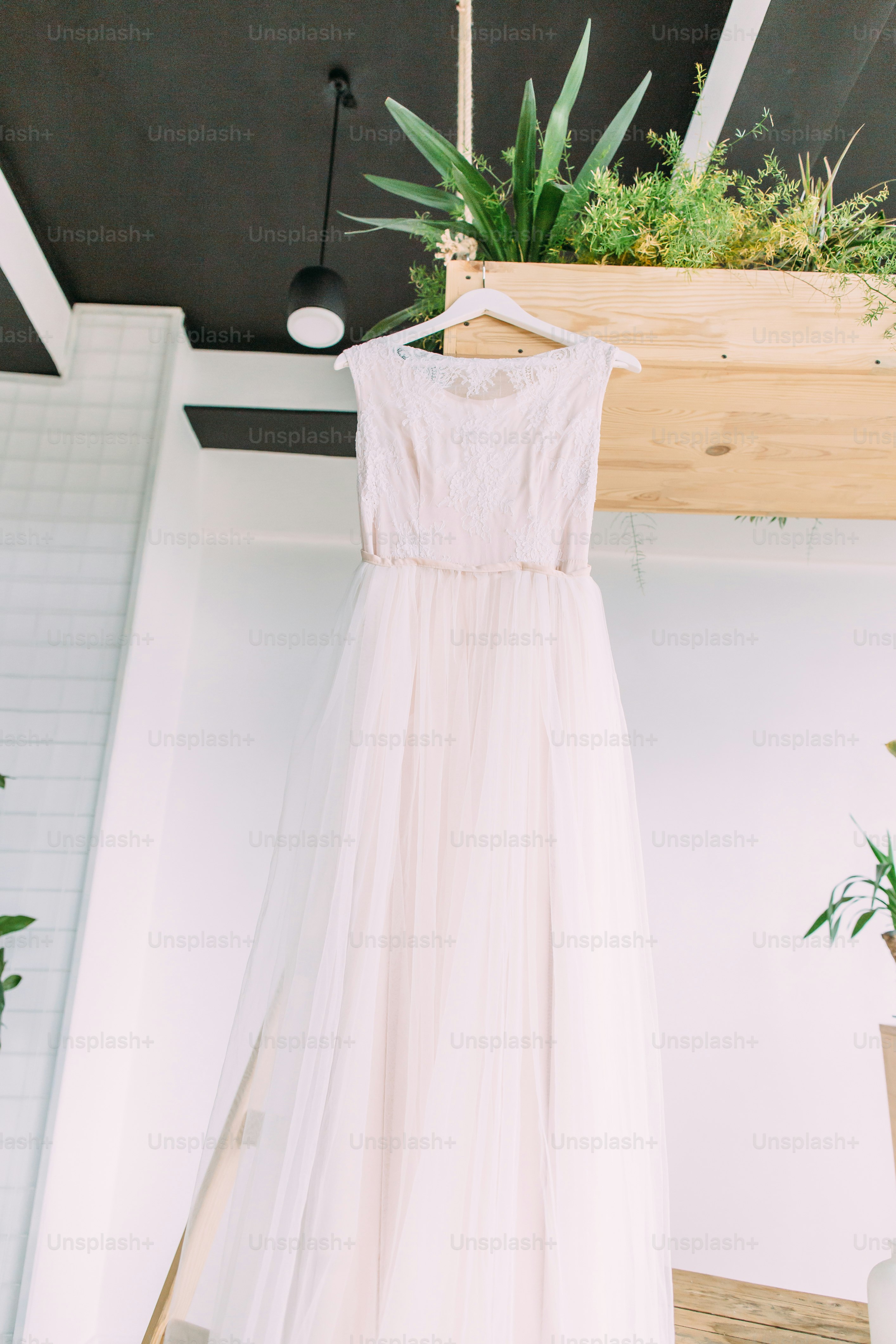 Traje de novia. Vestido de novia colocado en la habitación esperando a ...