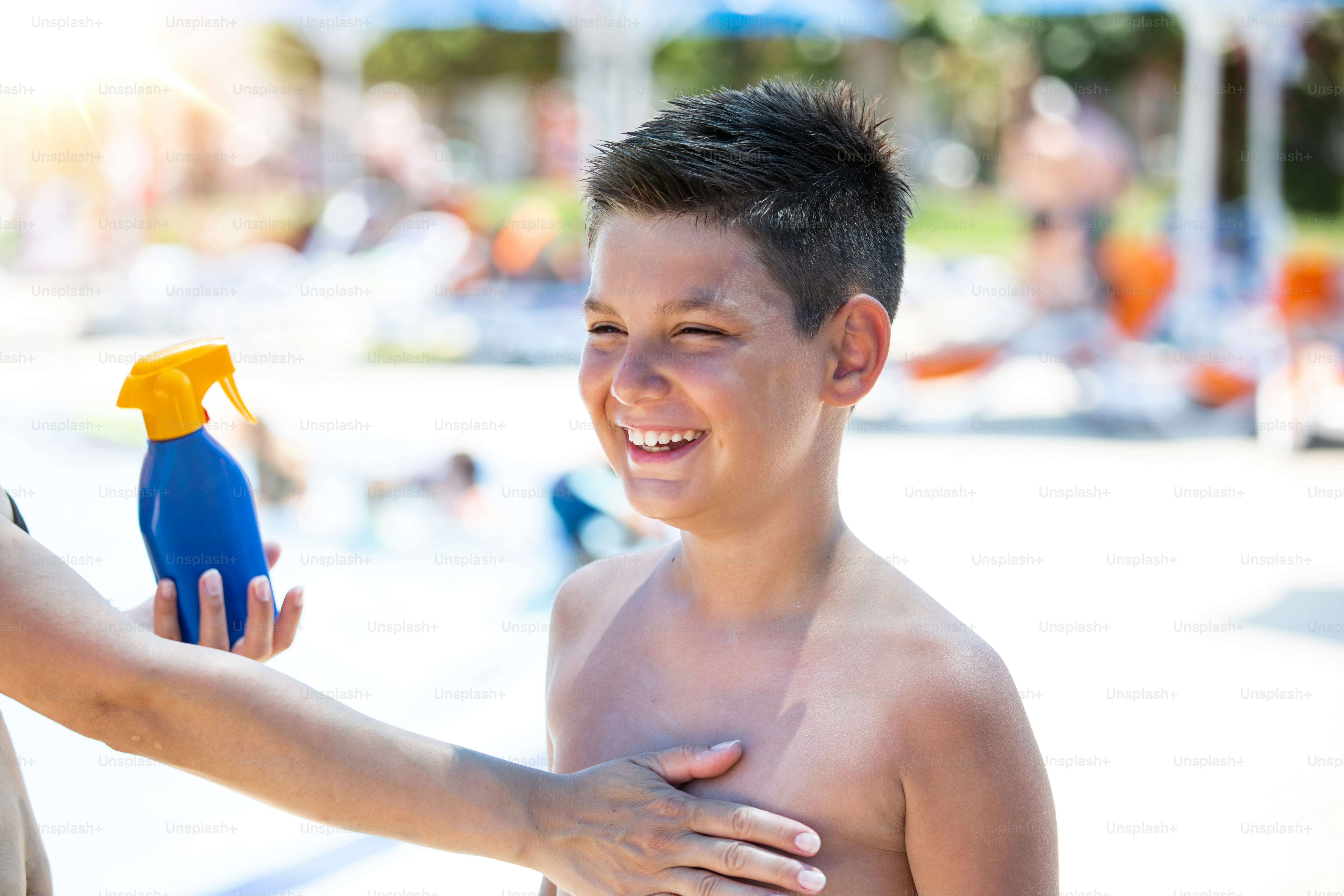 Foto Niño sentado en la playa durante sus vacaciones de verano con ...