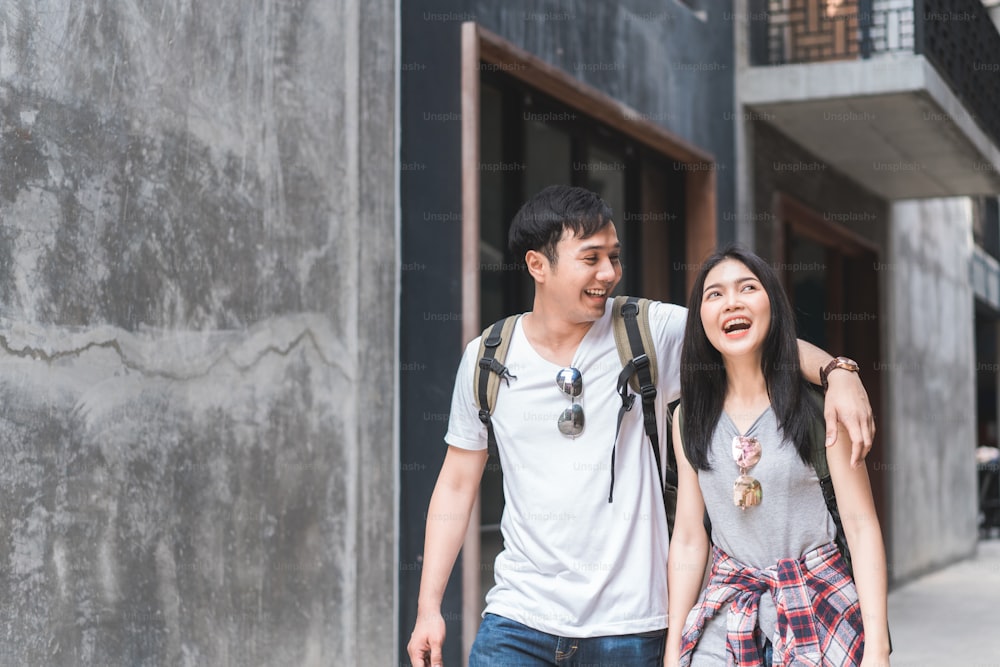 Coppia di viaggiatori zaino in spalla asiatici che si sentono felici in viaggio a Pechino, Cina, allegra giovane coppia adolescente che cammina a Chinatown. Vacanza turistica di viaggio zaino di stile di vita nel concetto di città.