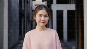 Allegra bella giovane donna asiatica che si sente felice sorridendo alla macchina fotografica mentre viaggia a Chinatown a Pechino, Cina. Concetto di vacanza turistica zaino lifestyle per viaggi. Ritratto guardando la macchina fotografica.