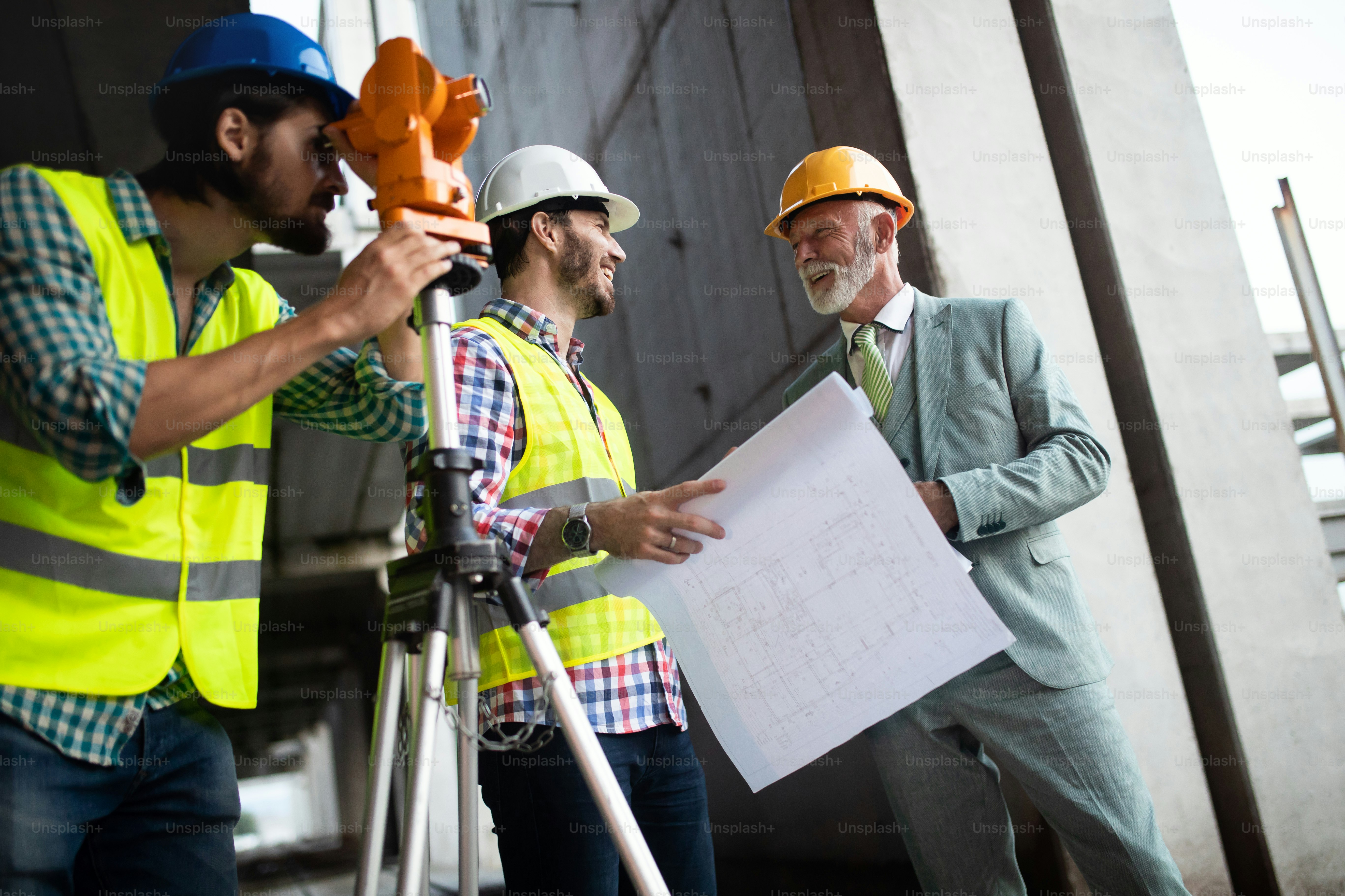 Equipo de empresarios en grupo, arquitecto e ingeniero en la ...