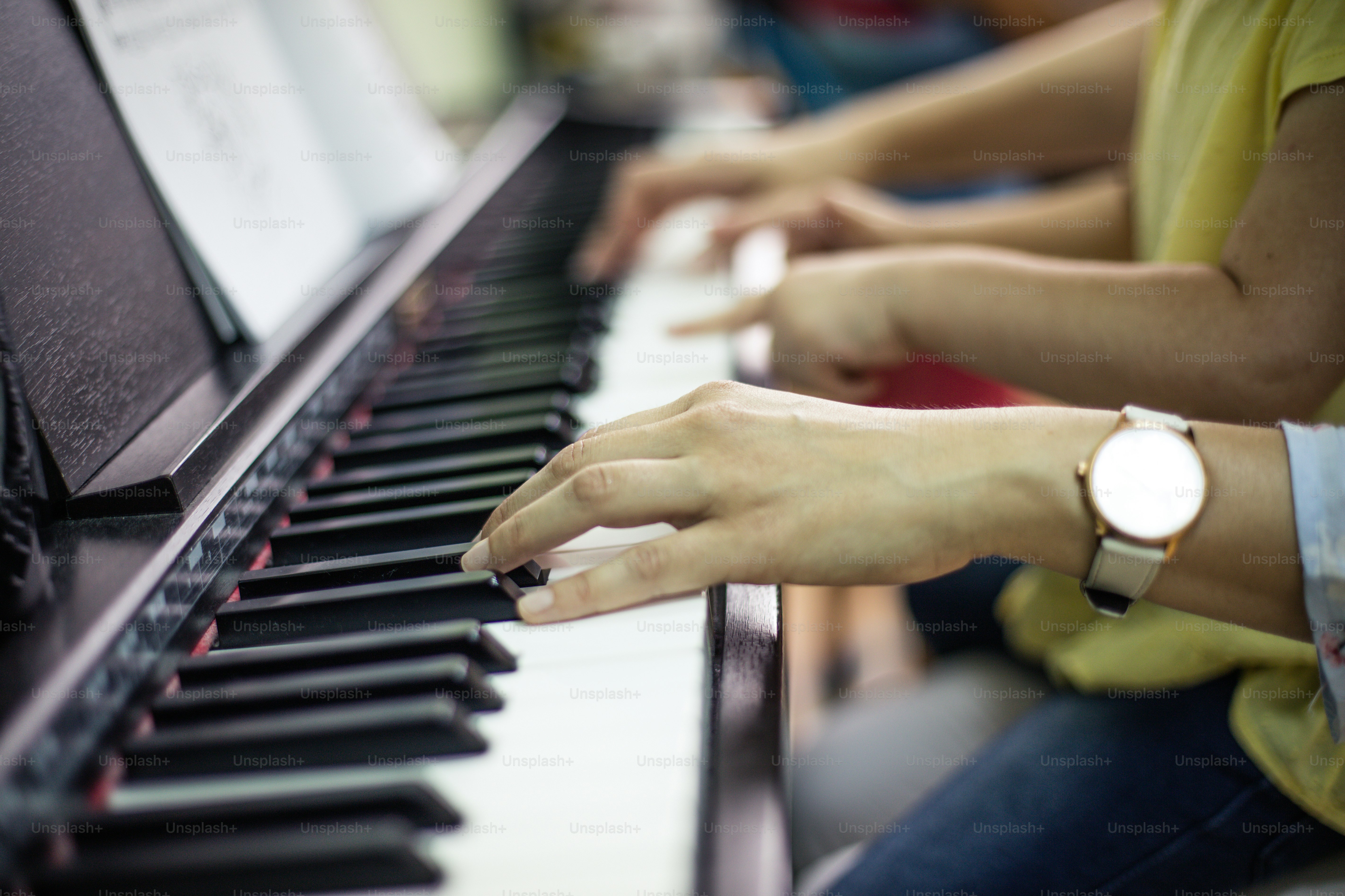 Belo ruído. Criança na escola de música com professor.