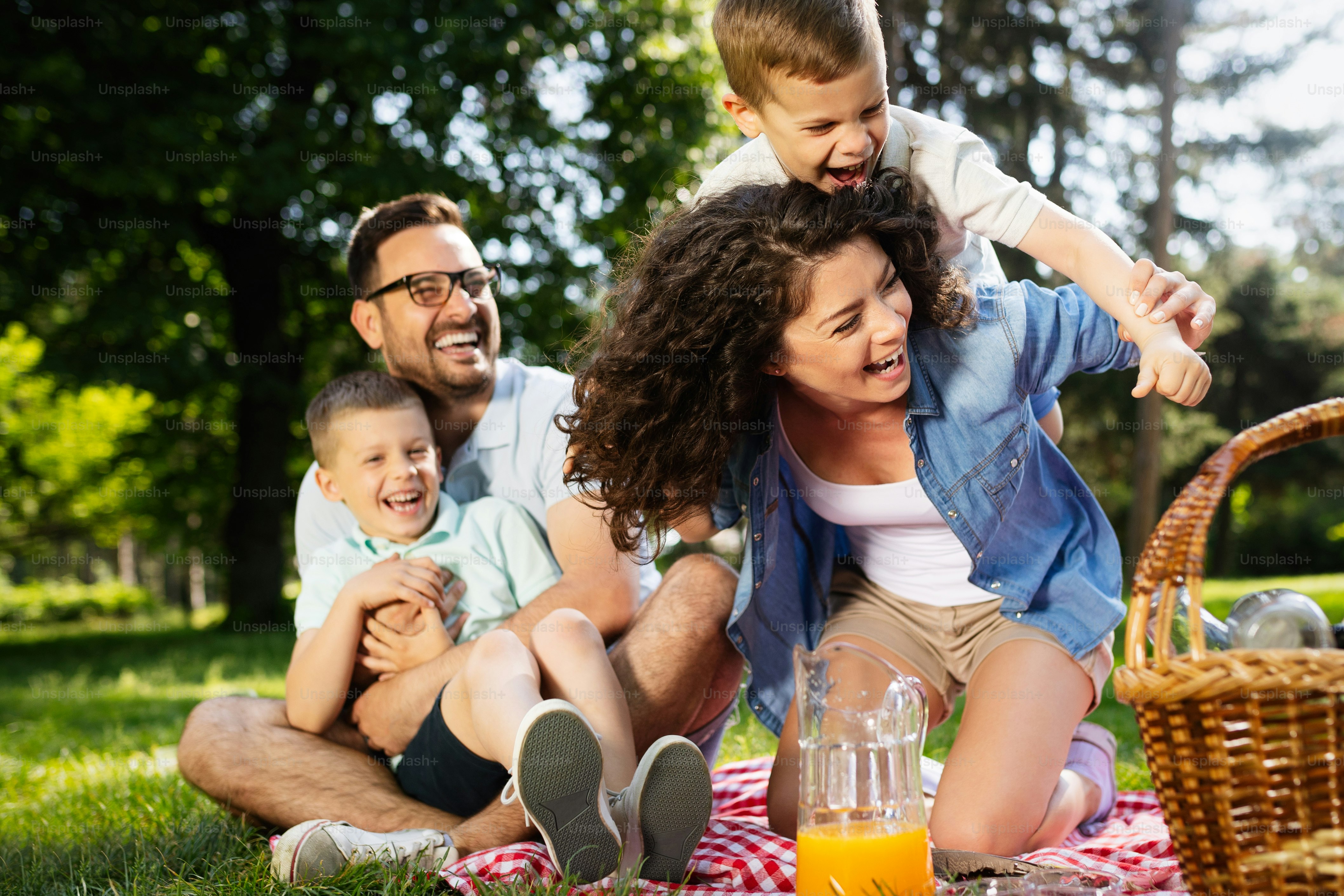 Familia feliz disfrutando de un picnic con niños en la naturaleza foto ...