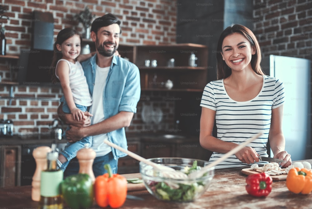 Maman Papa Et Fille Cuisinent Dans La Cuisine Notion De Famille Heureuse Un Bel Homme Une 