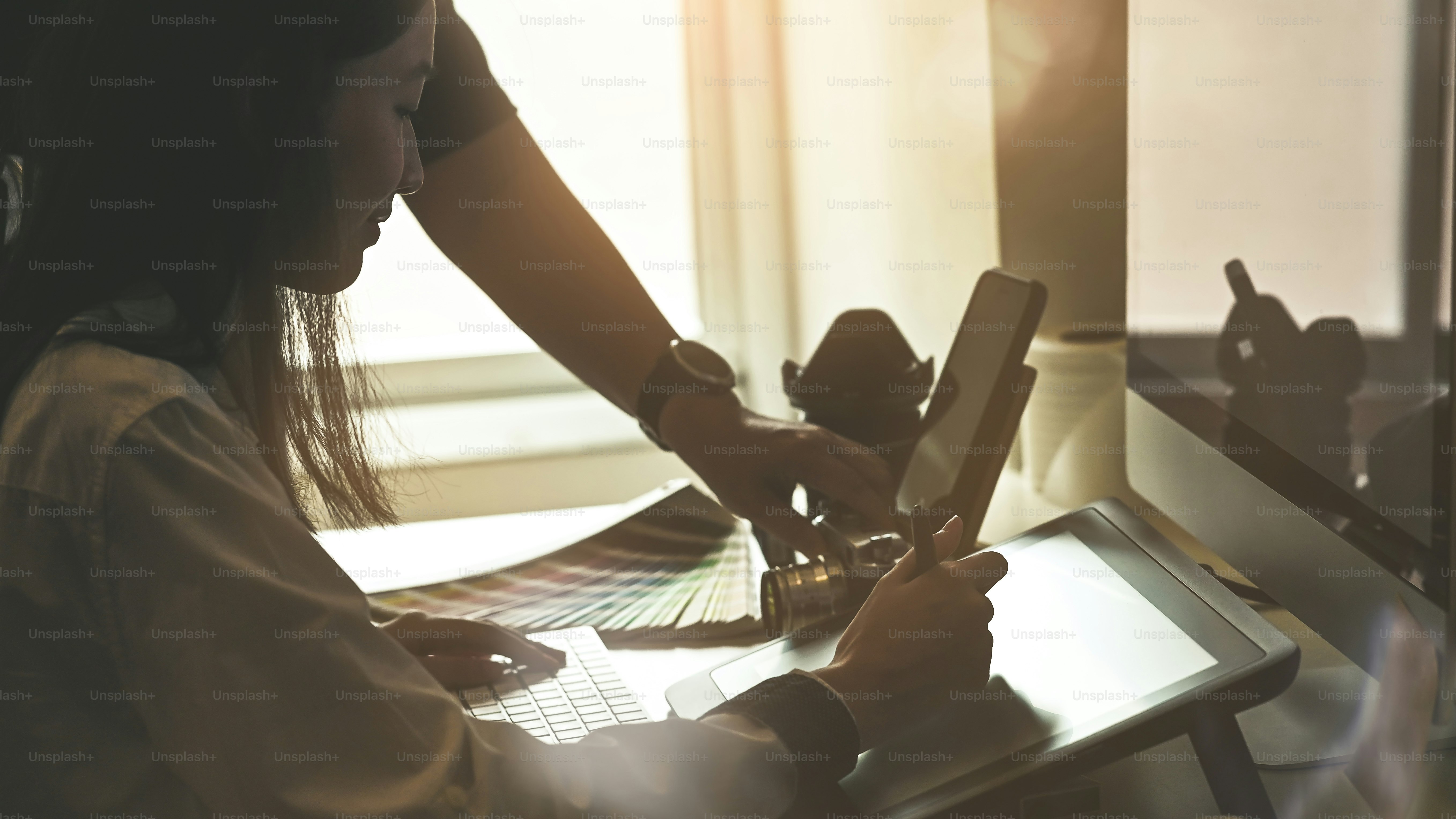 Brainstorming kreativer Menschen, die mit Tablet und Computer am  Kreativitätsarbeitsplatz arbeiten. Foto – Bild zum Thema Technologie auf  Unsplash, image size:3000x1687