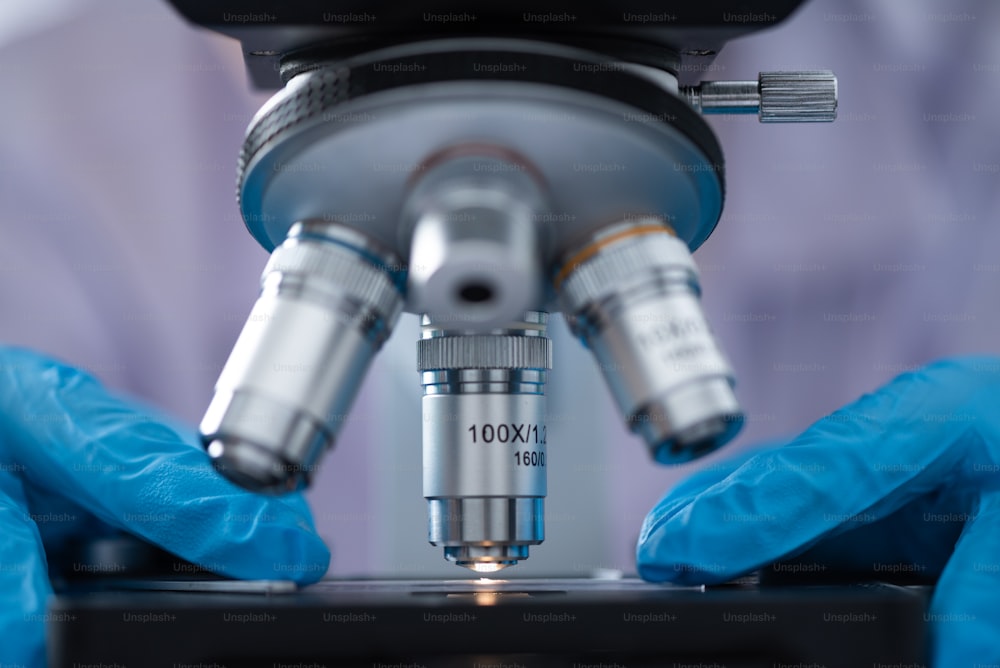 Nahaufnahme der Mikroskoplinse, wissenschaftliche Werkzeuge Mikroskop im Labor