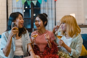 집에서 아시아 여성 파티를 하고, 밤에는 거실의 소파에서 함께 즐거운 시간을 보내는 여성 칵테일 이야기. 십 대 젊은 친구는 게임, 우정, 휴일 개념을 축하합니다.