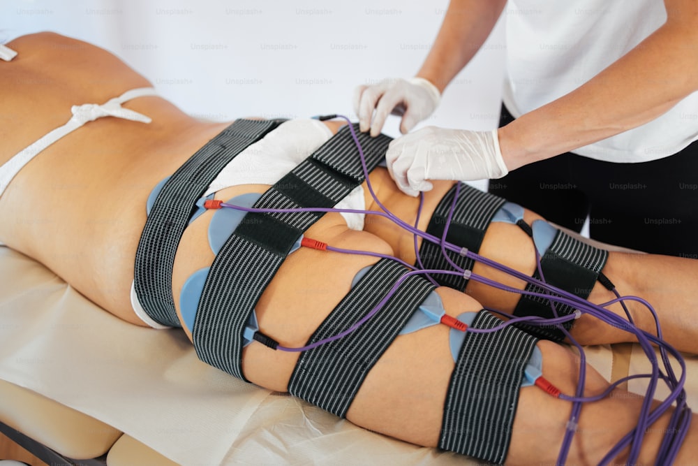 電気刺激EMS痩身マシンによる現代技術の医療、健康、美容治療。