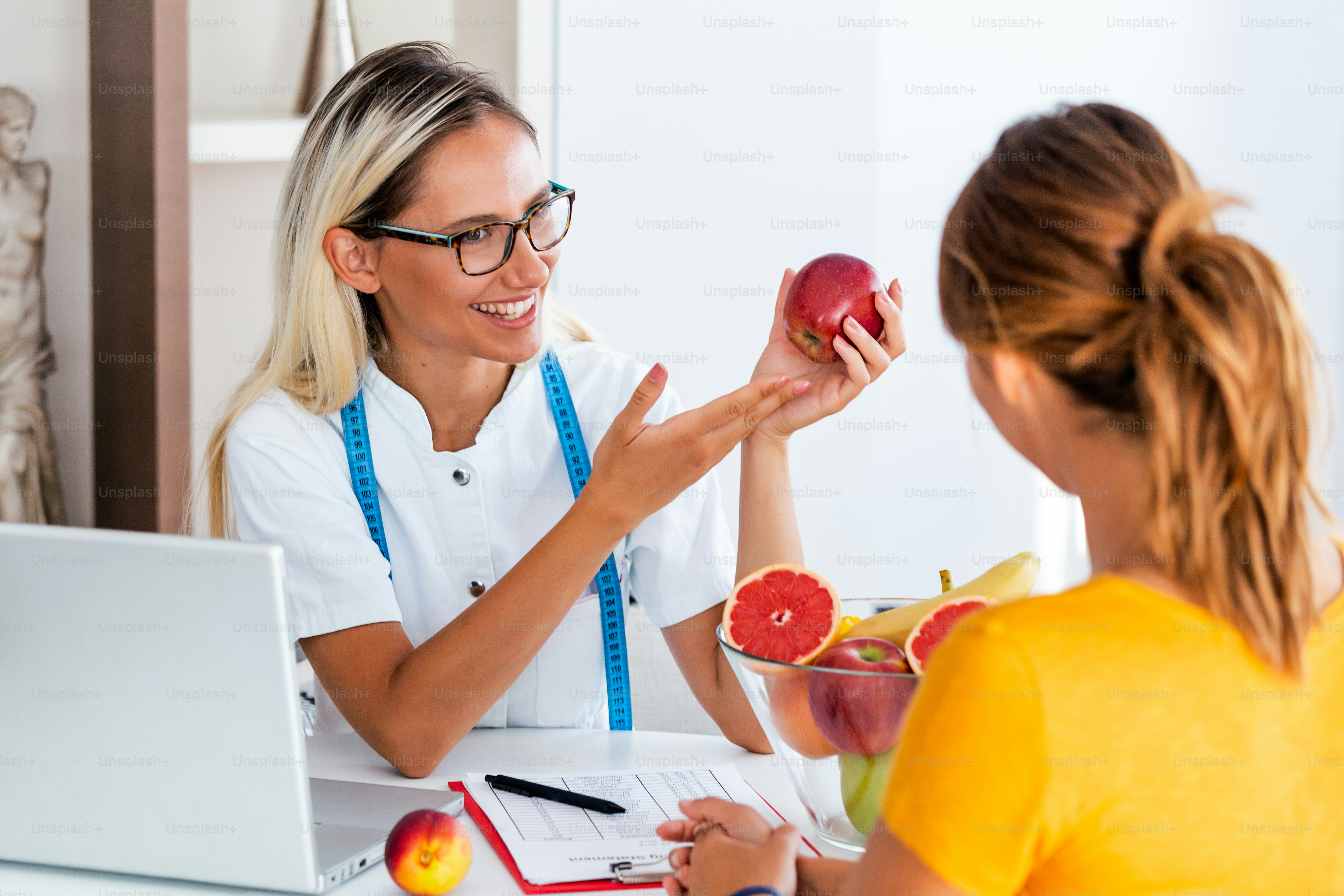 Foto Retrato De Una Joven Nutricionista Femenina Sonriente En La Sala ...