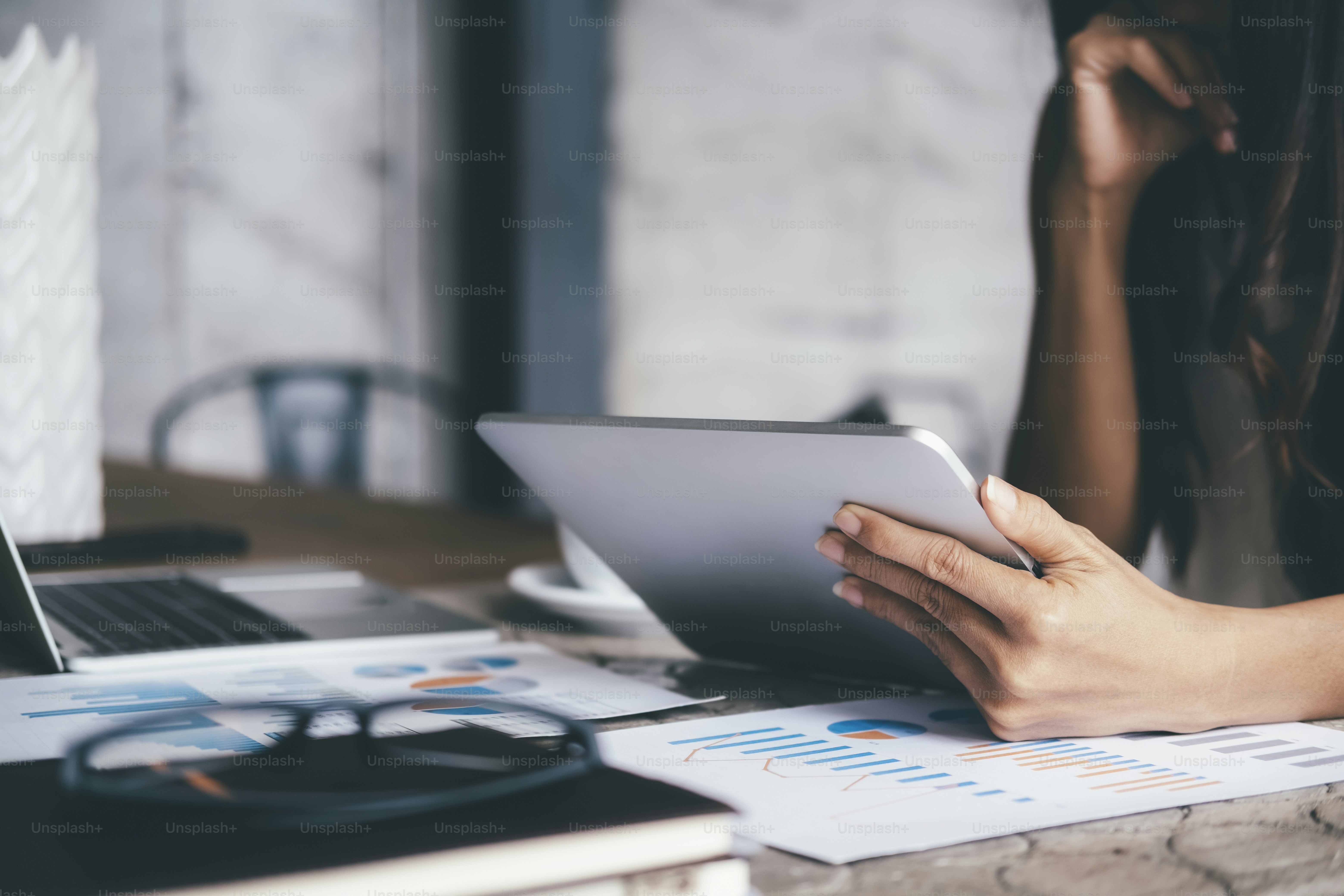 Homme d’affaires planifiant et analysant les données de marketing d’investissement.