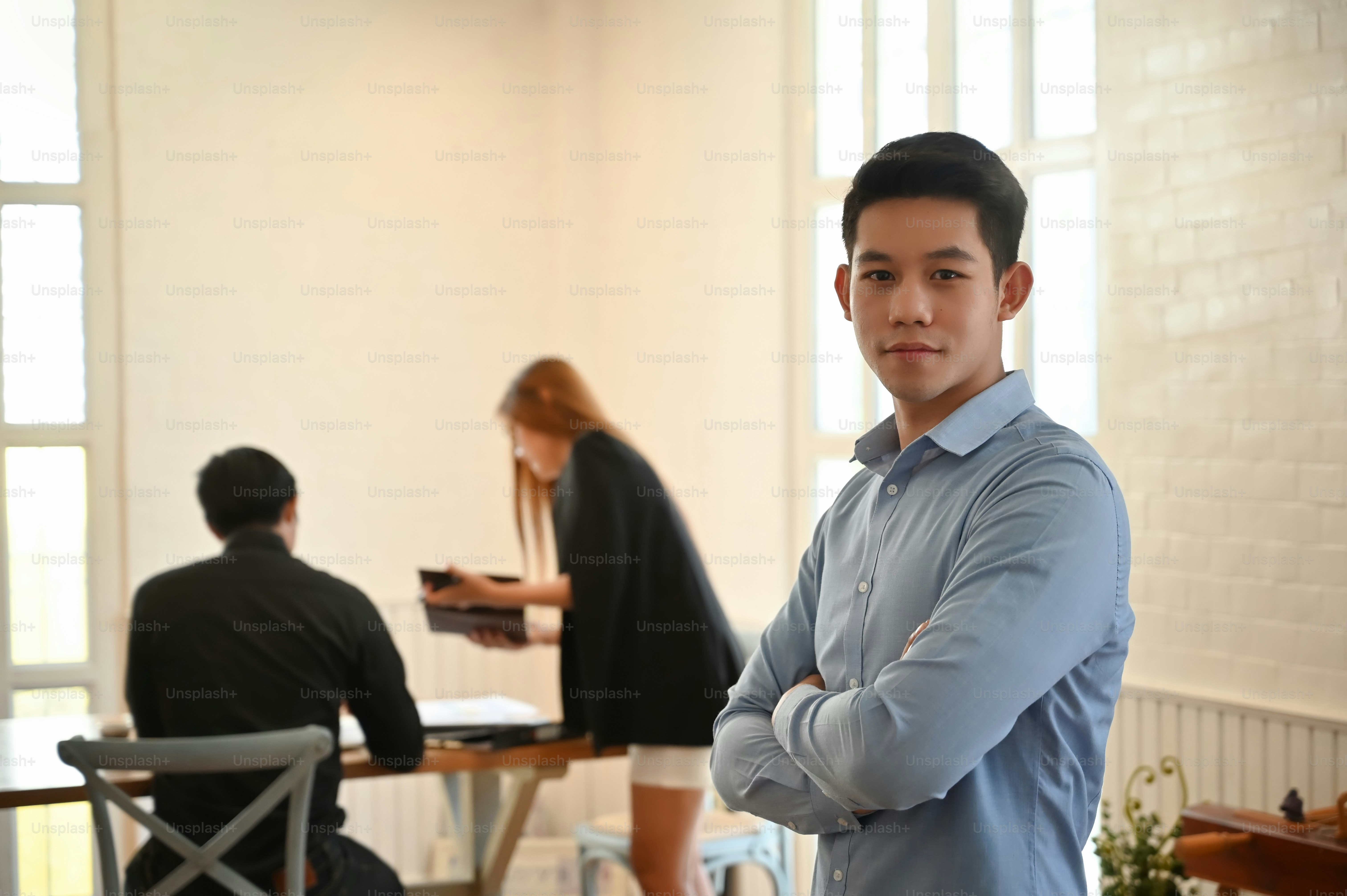 Confiantemente jovem empresário olhando para a câmera na sala de reuniões.