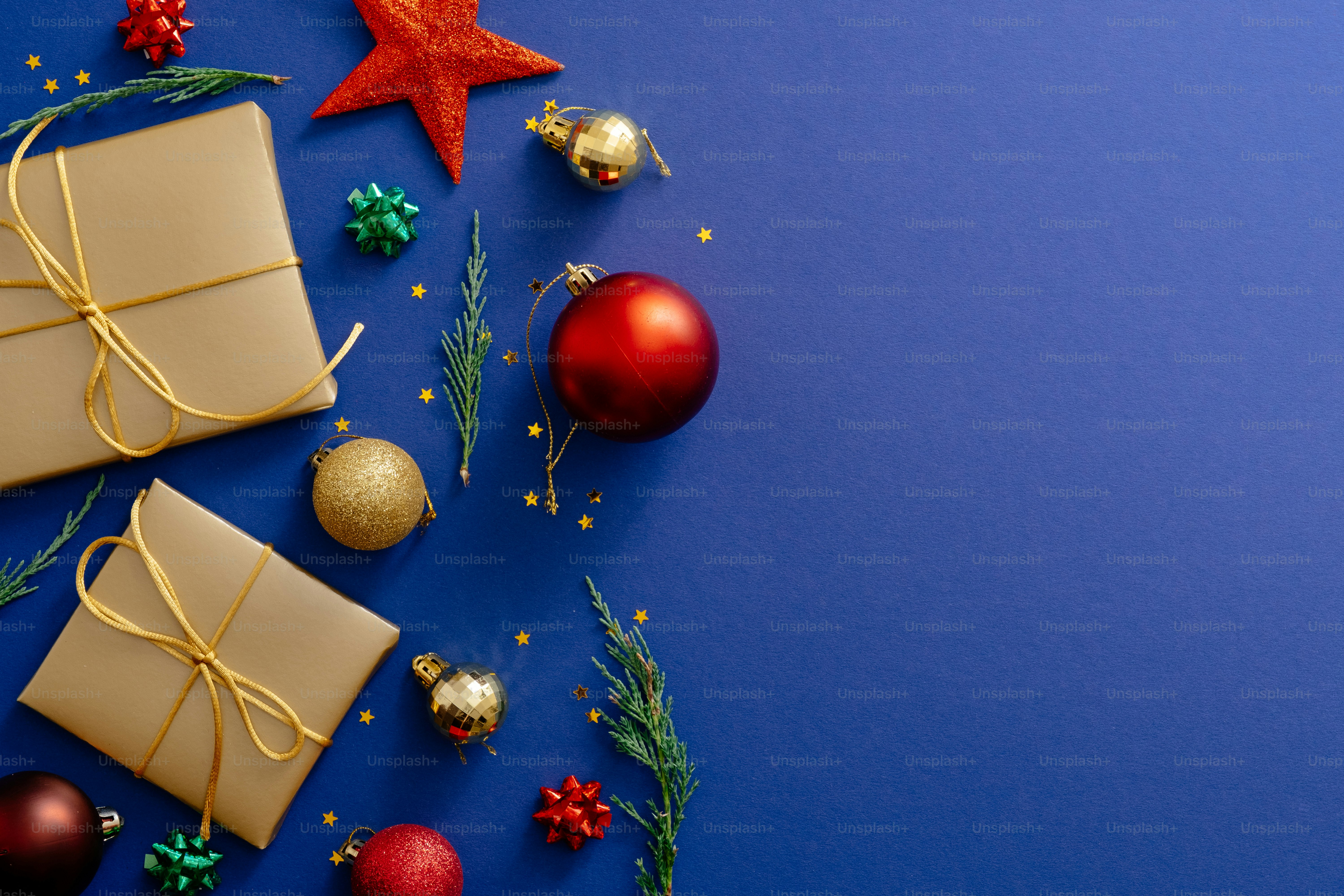 Composição de feriado de Natal. Decorações de Natal, presentes, enfeites em  fundo azul escuro com espaço de cópia. Maquete de banner, cartão postal.  Flat lay, vista superior, sobrecarga. Férias de inverno, conceito, image size:3000x2000