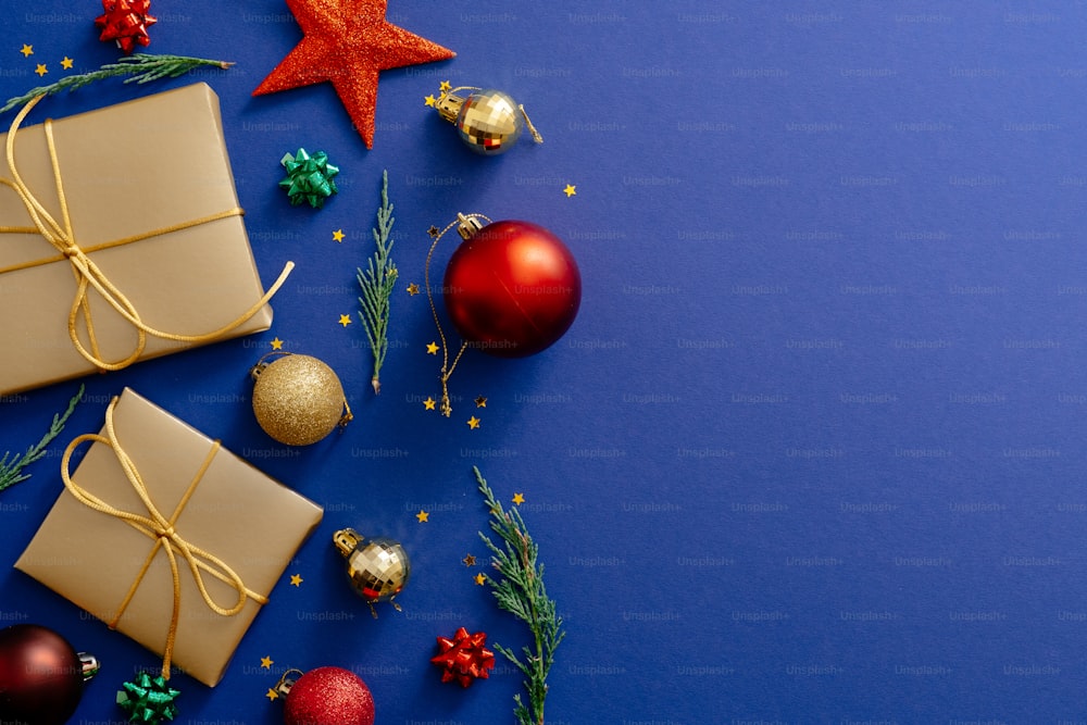 クリスマス休暇の構成。コピー スペース付きの濃い青の背景にクリスマスの飾り、プレゼント、つまらないもの。バナーのモックアップ、ポストカード。フラットレイ、上面図、オーバーヘッド。冬休み、クリスマスのコンセプト。