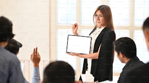 Presentazione della donna d'affari con tablet a schermo vuoto nella sala riunioni.