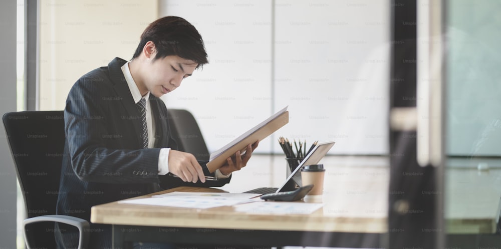 Attraente uomo d'affari professionista che pianifica la sua strategia di marketing per il suo nuovo progetto imminente