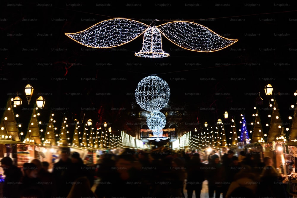 Bellissimo centro città decorato per le vacanze di Natale in inverno con luci la sera