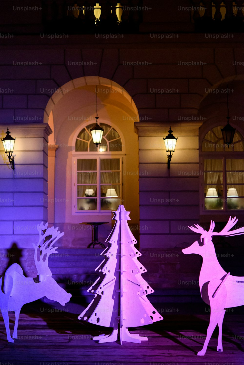 Bellissimo incredibile centro città decorato per Natale con semplici cervi e albero ecologico, concetto di vacanza
