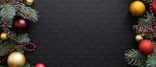 Estandarte de Navidad. Fondo negro de Navidad con ramas de abeto, bolas doradas y rojas, guirnalda. Marco de Navidad, plantilla de tarjeta de felicitación, maqueta de banner web. Plano plano, vista superior, espacio de copia