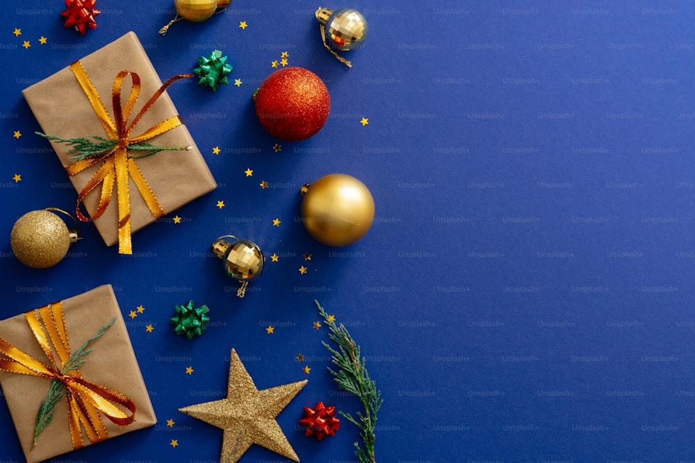 クリスマス休暇の構成。コピー スペース付きの濃い青の背景にクリスマスの飾り、プレゼント、つまらないもの。バナーのモックアップ、ポストカード。フラットレイ、上面図、オーバーヘッド。冬休み、クリスマスのコンセプト。