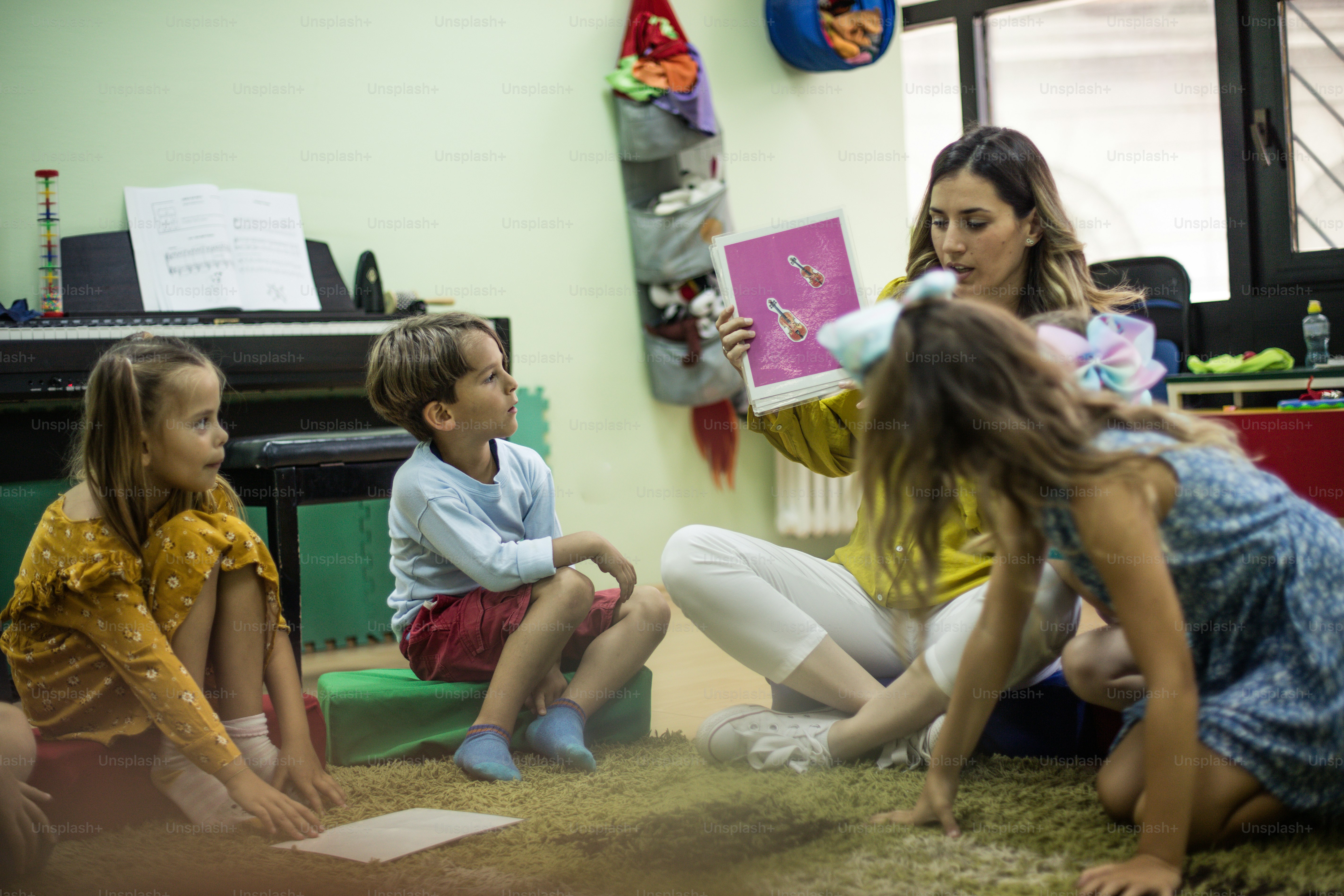Quem sabe a resposta? Crianças na escola de música.