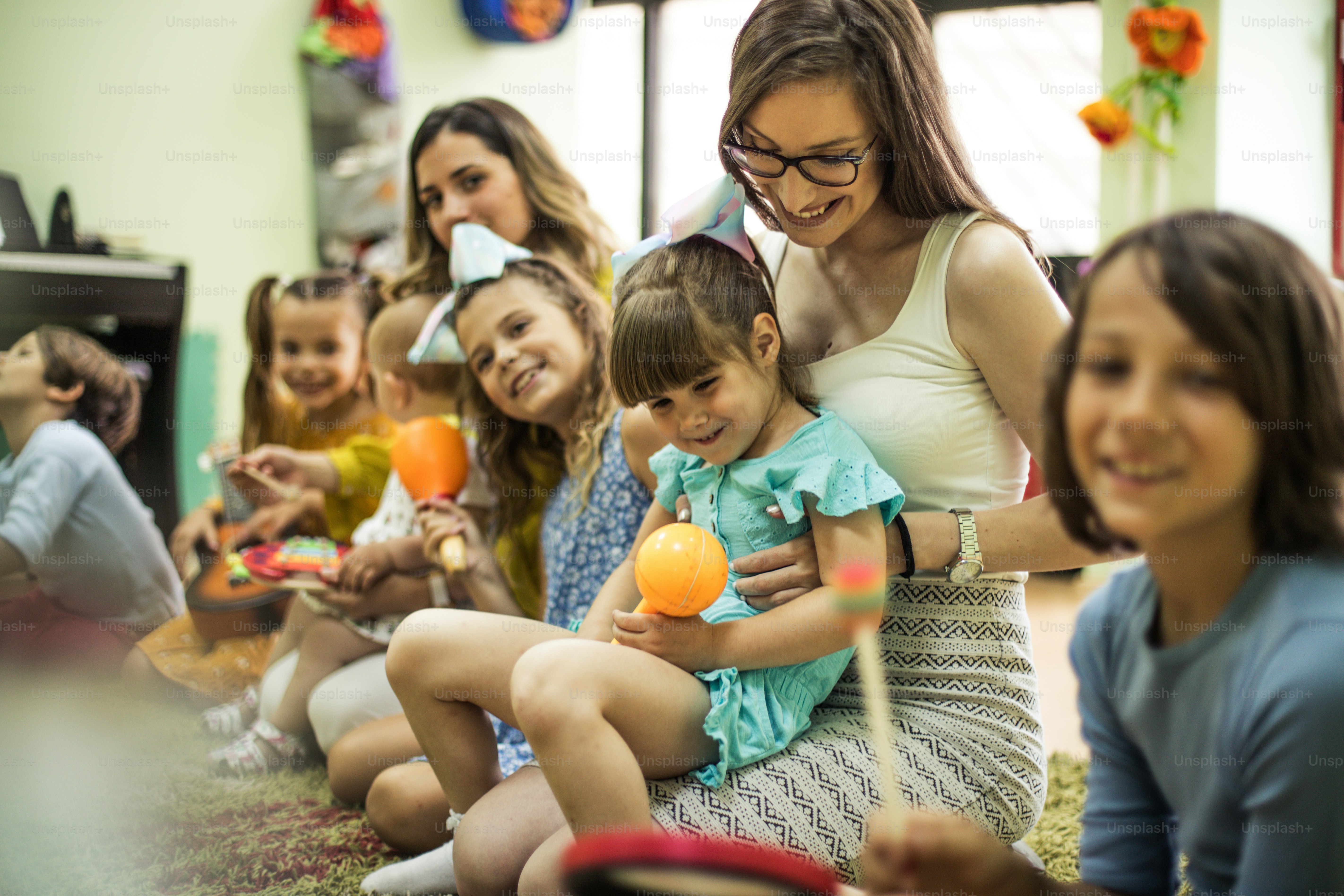 A pré-escola é um lugar feliz. Crianças na escola de música.