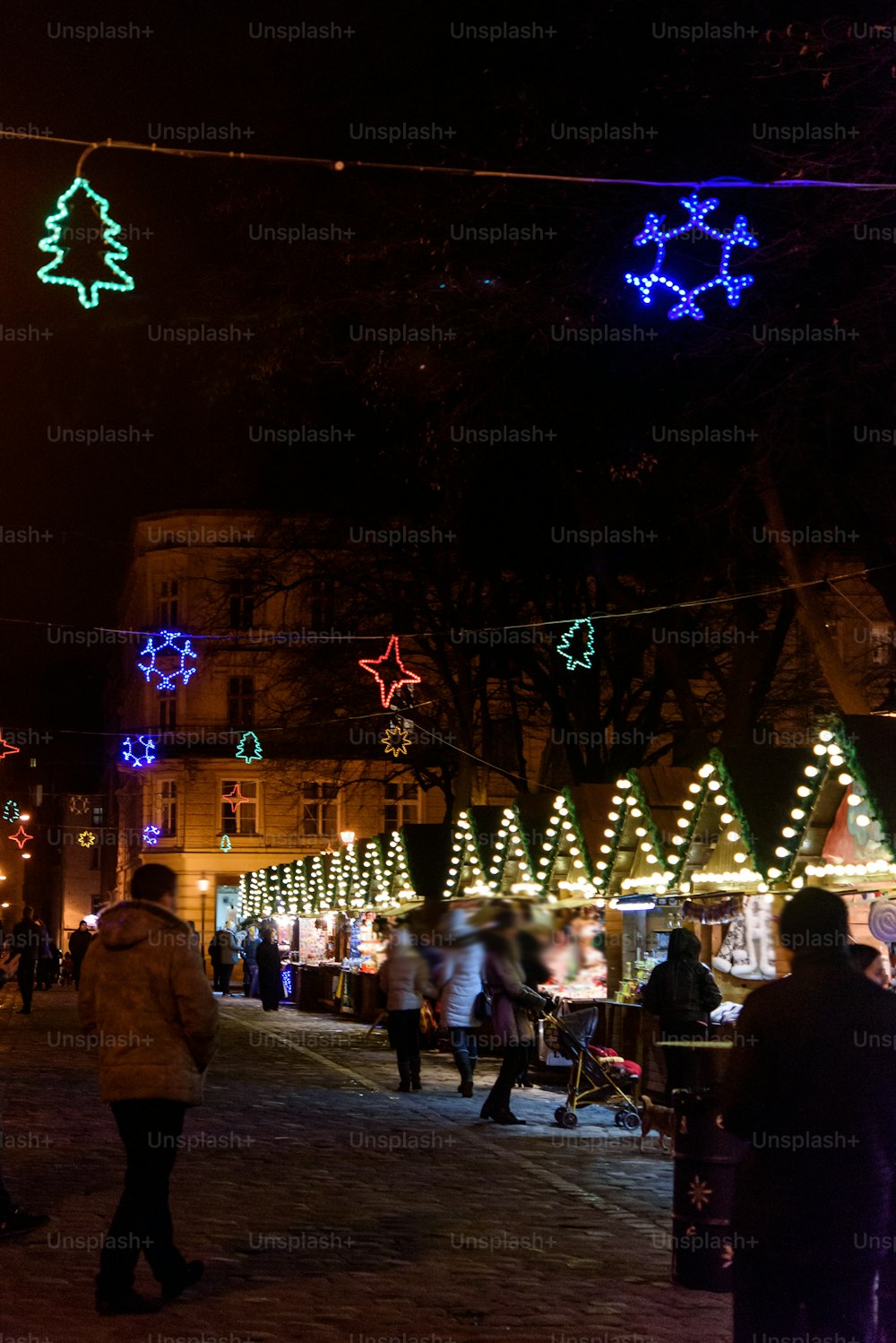 夕方のライトで冬のクリスマス休暇のための美しい素晴らしい装飾された市内中心部