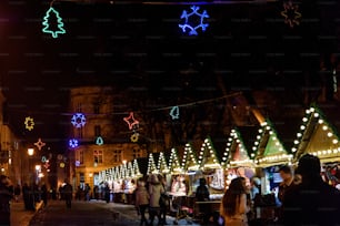 Beau centre-ville décoré incroyable pour les vacances de Noël en hiver avec des lumières le soir