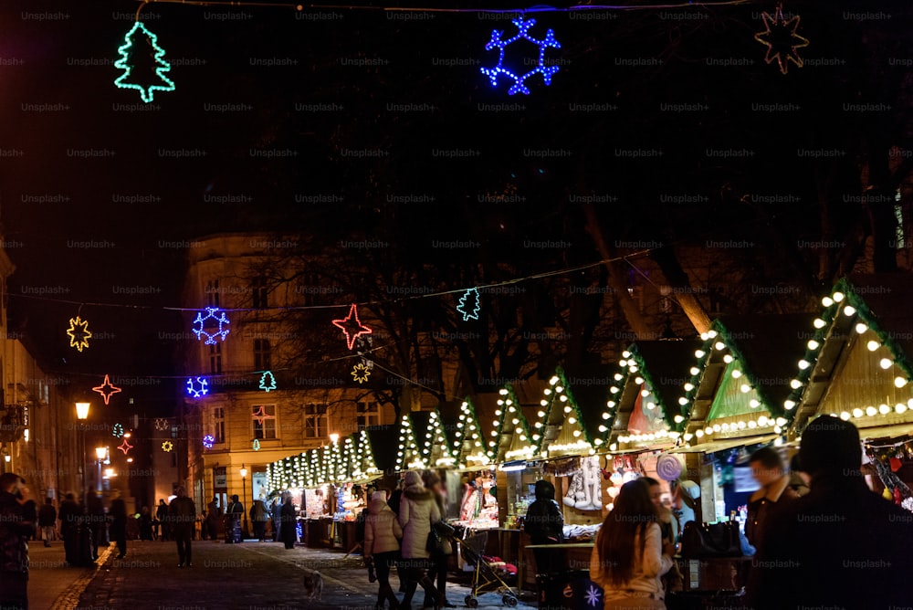 Beau centre-ville décoré incroyable pour les vacances de Noël en hiver avec des lumières le soir
