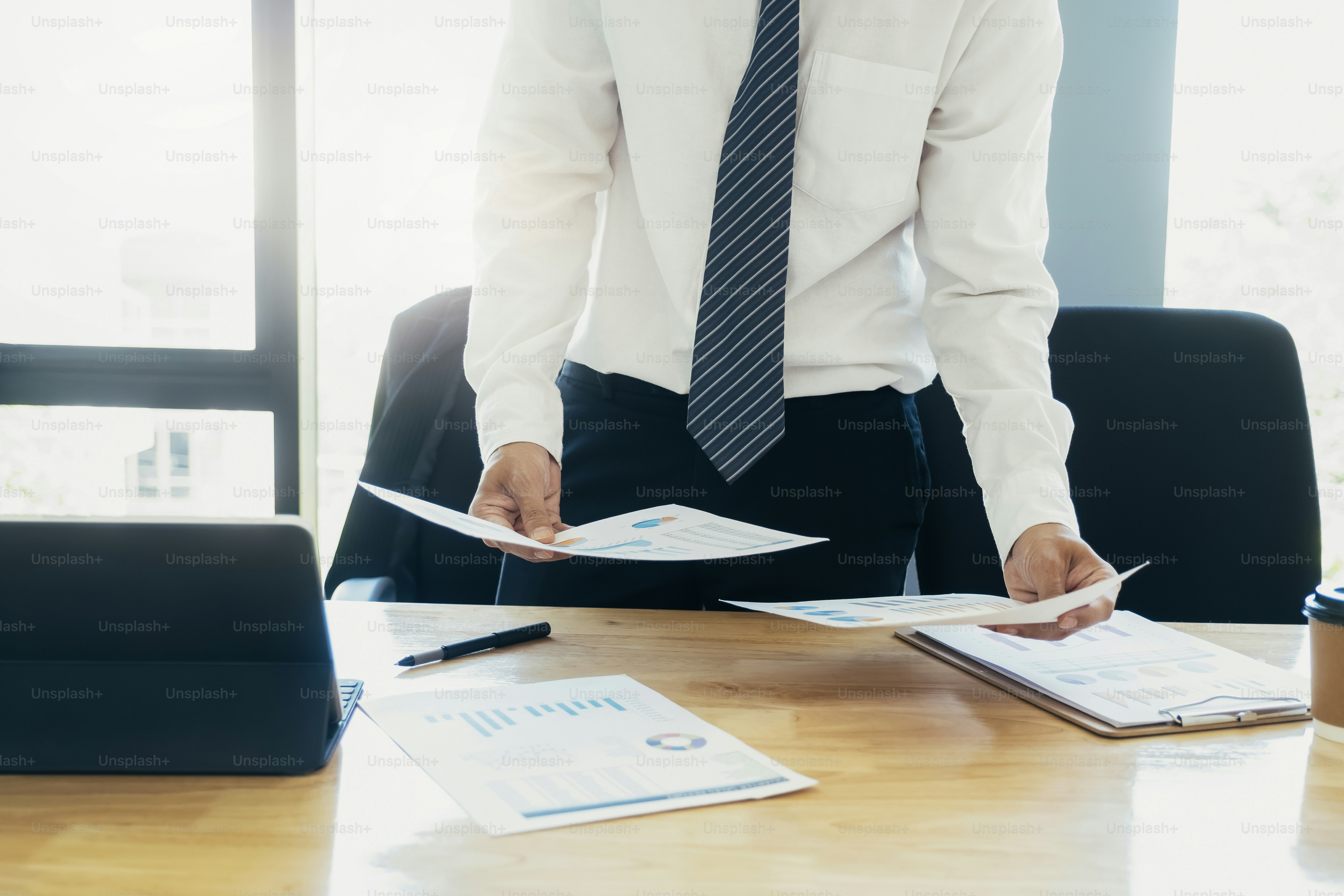 Empresario que planifica y analiza datos de marketing de inversión.