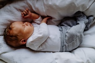 집에서 자고 있는 귀여운 신생아의 클로즈업, 평면도.
