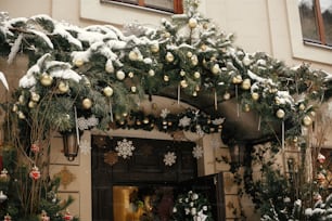 Decorazioni stradali natalizie. Eleganti rami di abete di Natale con luci dorate e ornamenti festivi sul balcone al mercatino di Natale in strada cittadina. Spazio per il testo. Decorazione moderna