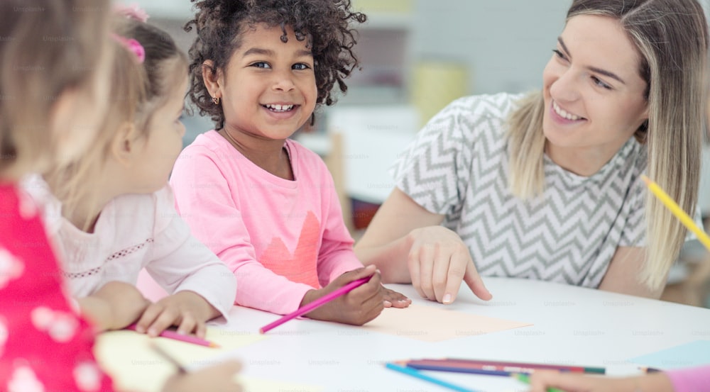 Ich liebe den Tag mit meinen Freunden. Kinder in der Vorschule.