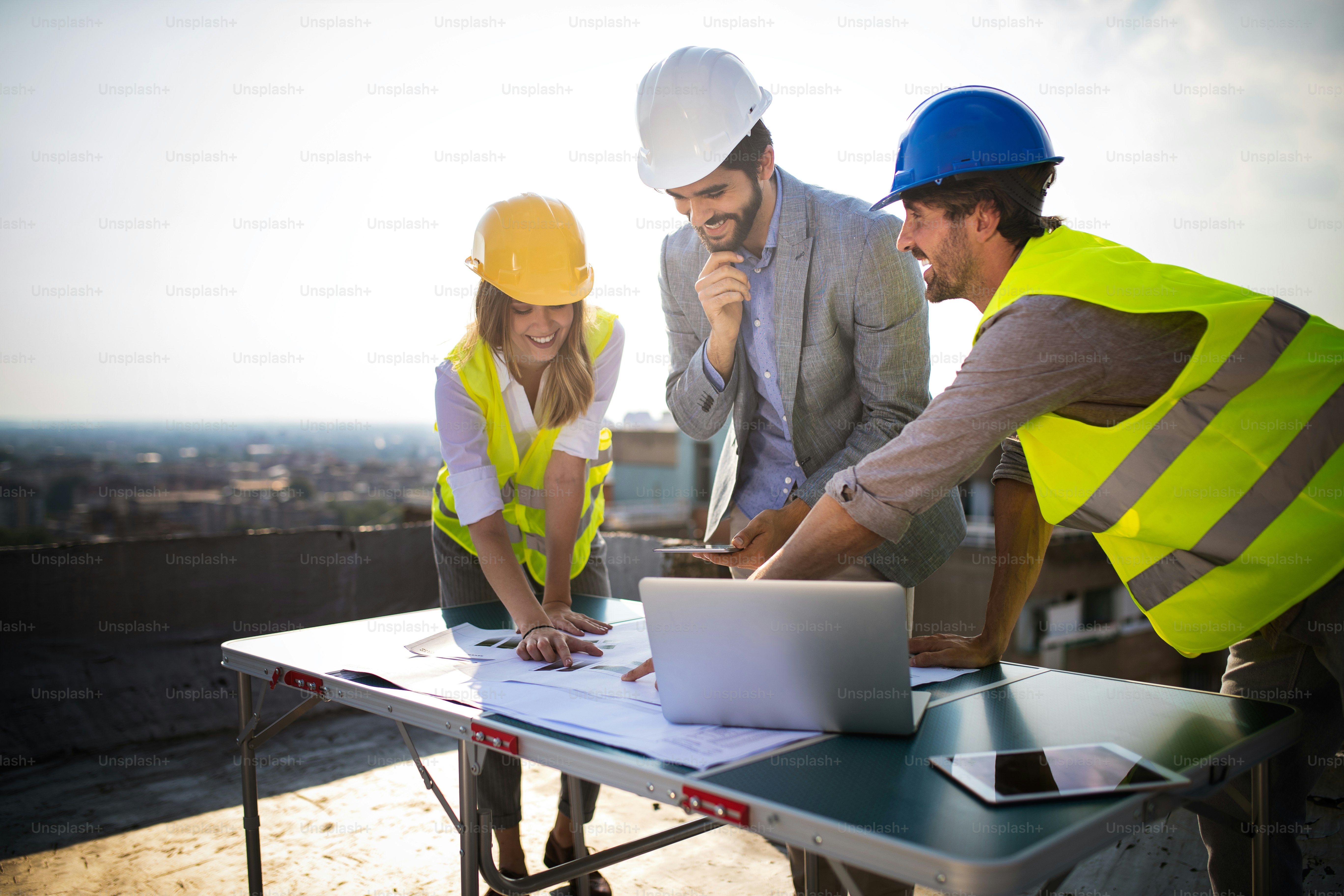 Team von Architekten und Ingenieuren in der Gruppe auf Baustellenprüfdokumenten
