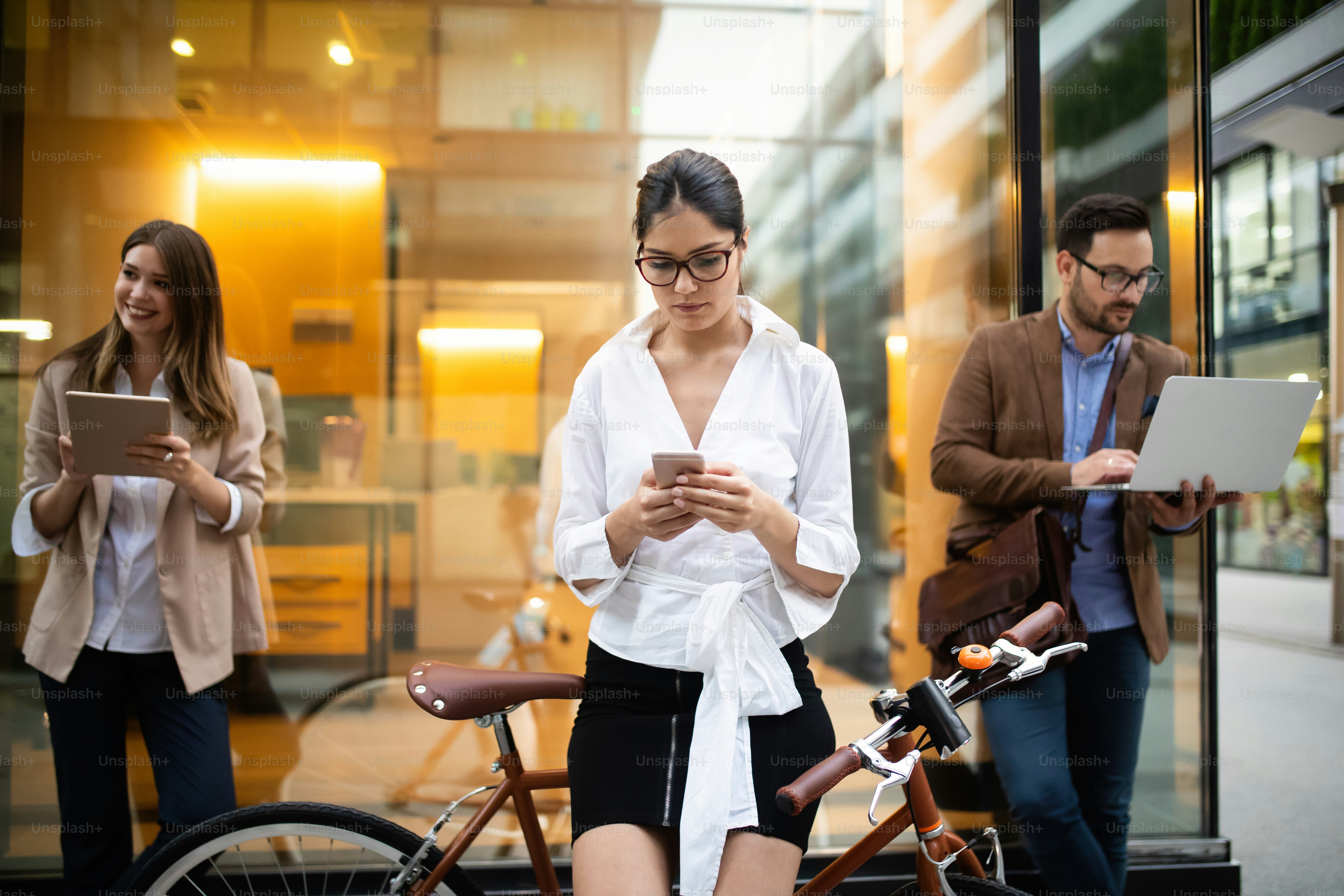 Concepto de conexión de tecnología de dispositivos digitales del equipo de la gente de negocios