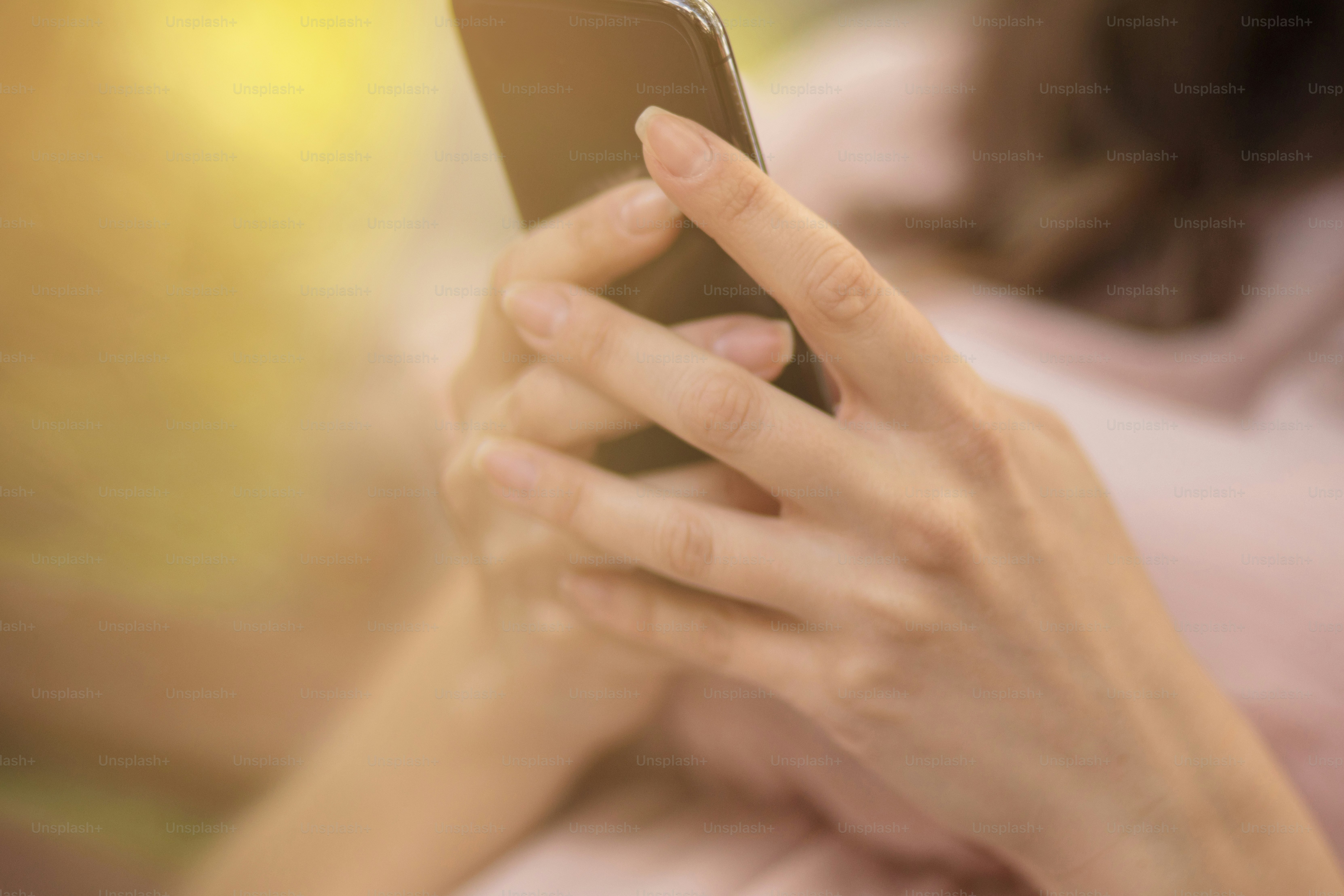 Planification de l’itinéraire de randonnée. Femme de beauté dans la nature à l’aide d’un téléphone intelligent.